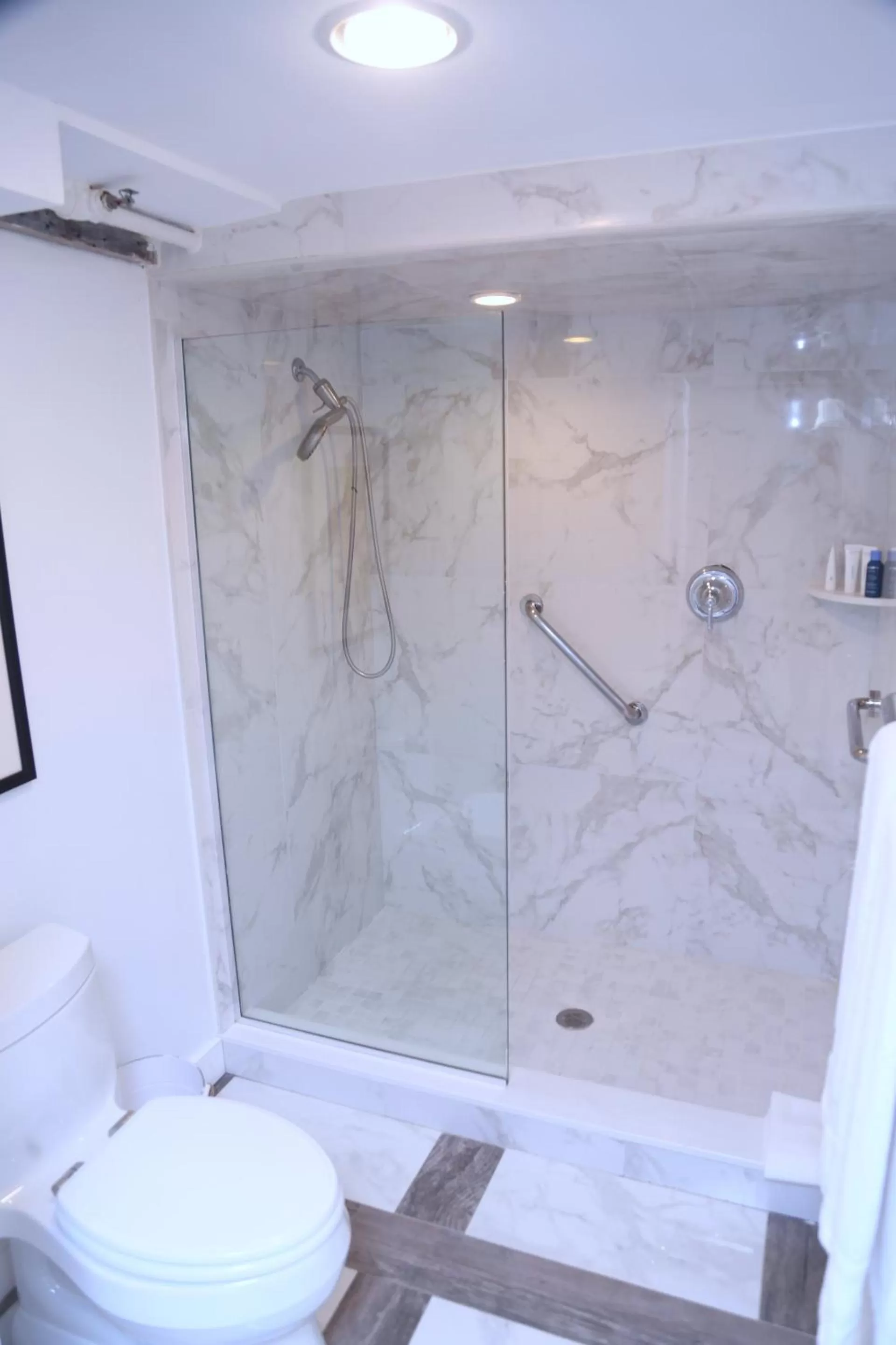 Deluxe King Room - single occupancy in Harpoon House