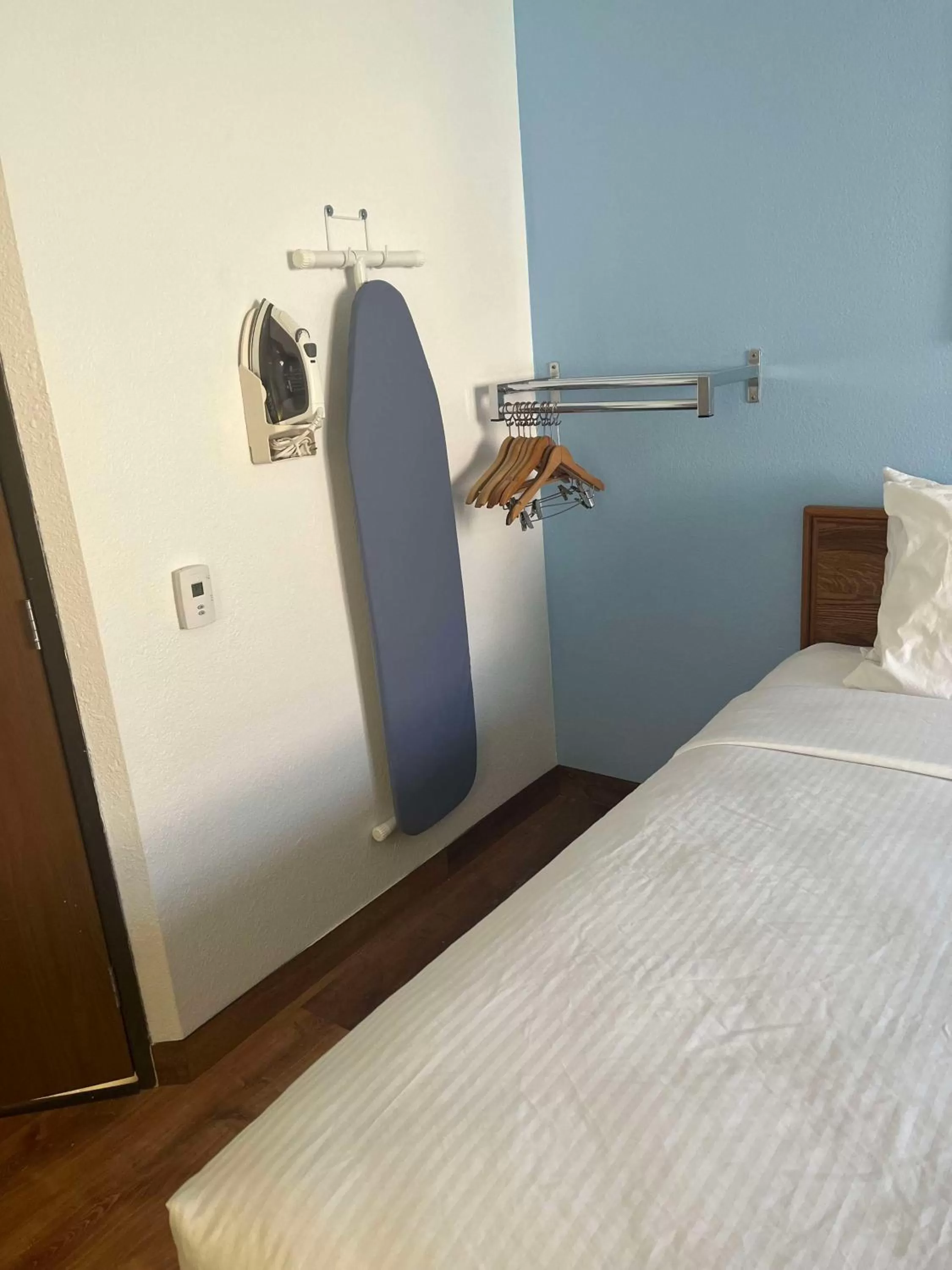 Queen Room with Roll-In Shower - Disability Access in SureStay by Best Western Glendive Yellowstone River