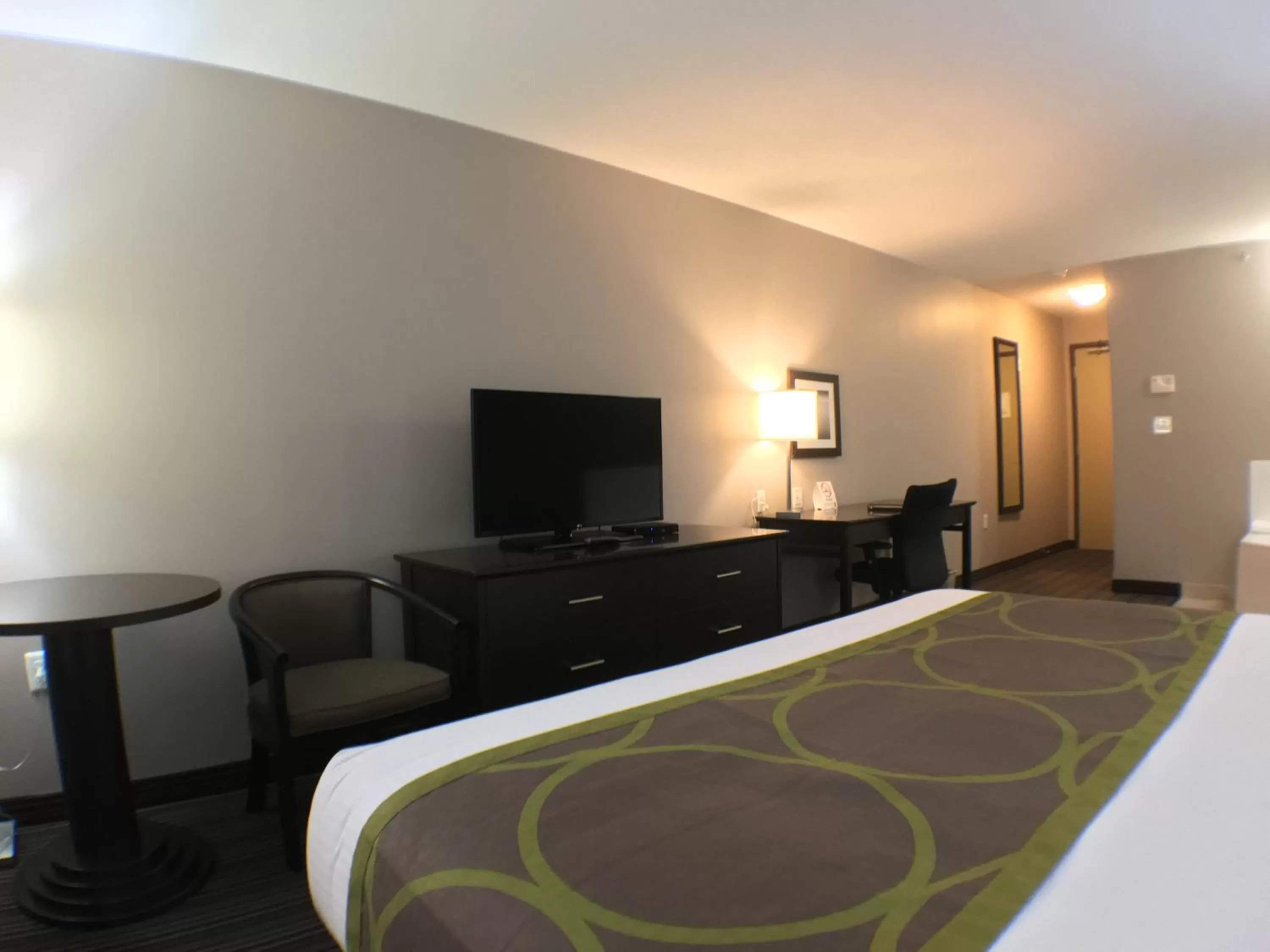 King Suite with Spa Bath- Non-Smoking in Super 8 by Wyndham Kapuskasing