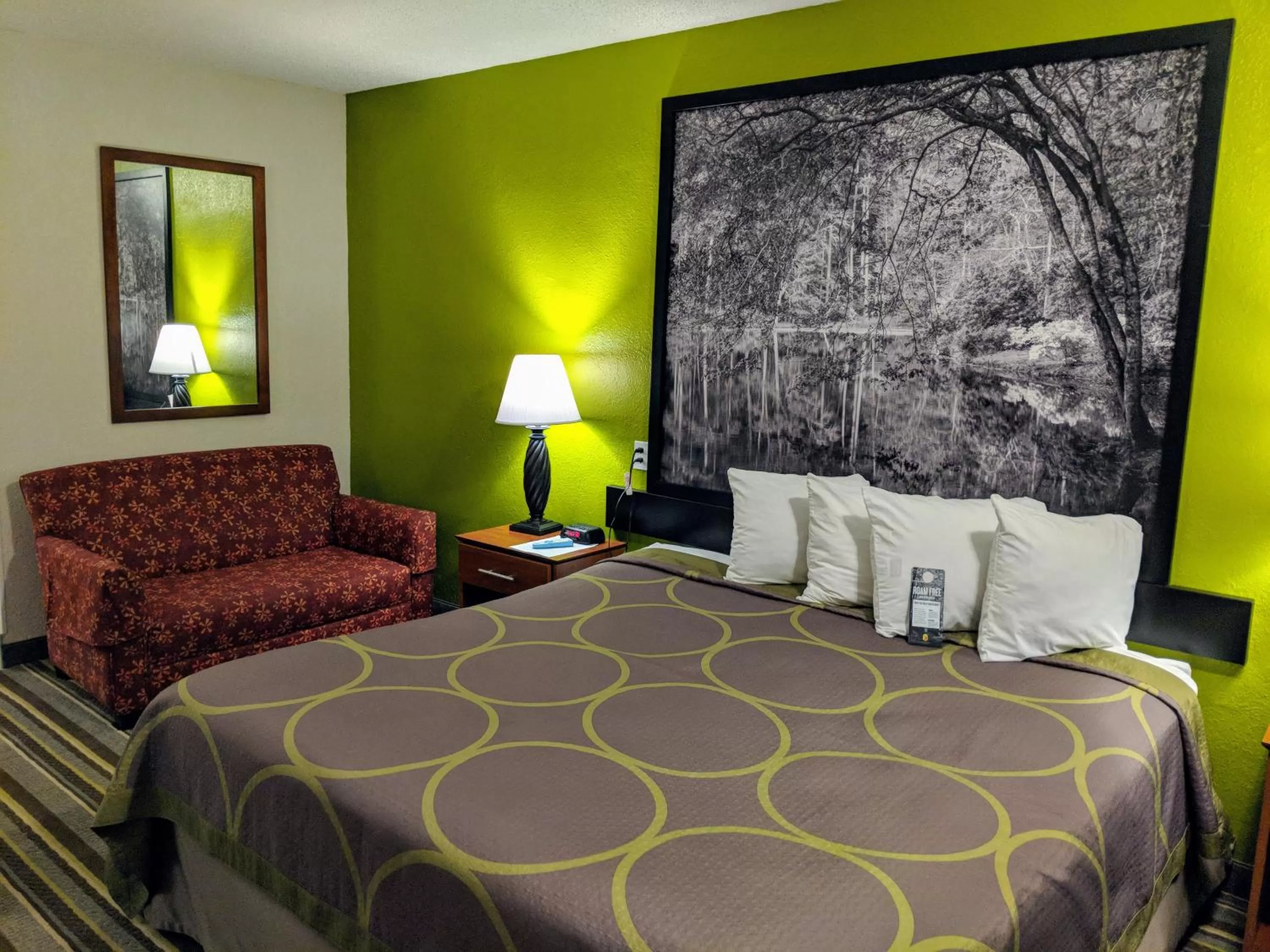 King Room with Courtyard View - First Floor/Non-Smoking in Super 8 by Wyndham Lake City