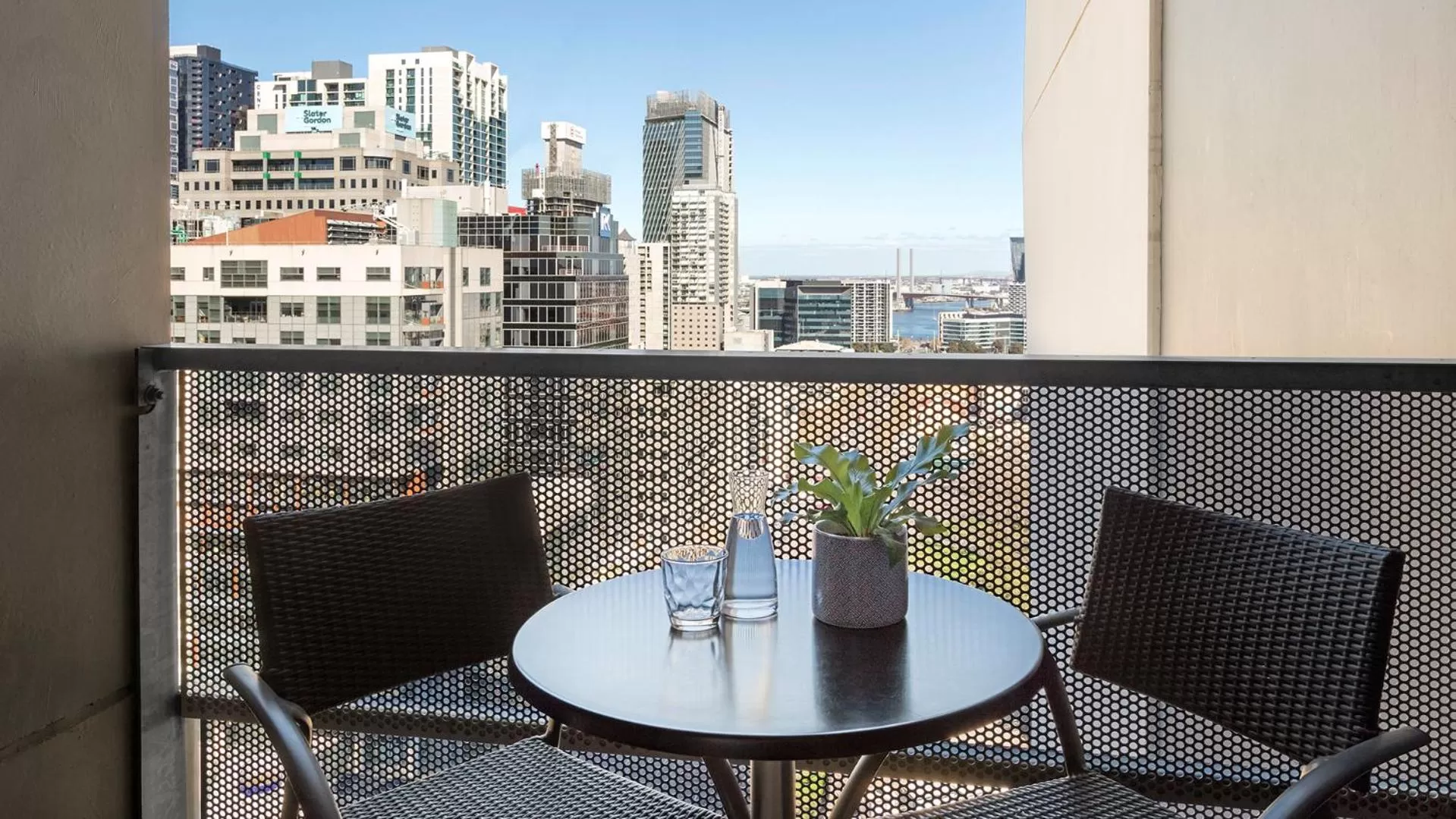 Studio Apartment with View & Balcony in Oaks Melbourne on William Suites