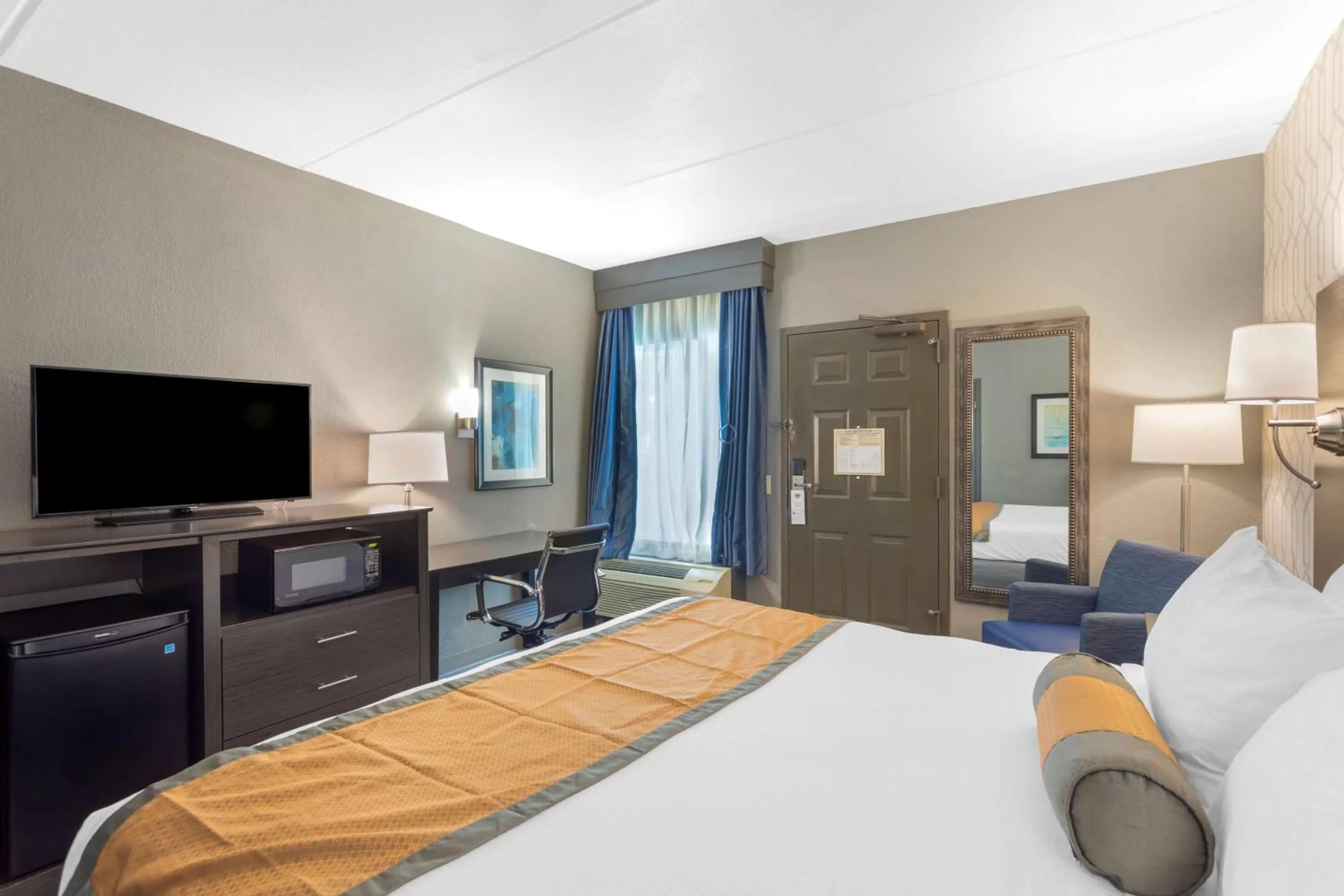 King Room with Roll-In Shower - Disability/Pet Friendly/First Floor/Non-Smoking in Best Western Plus Bowling Green