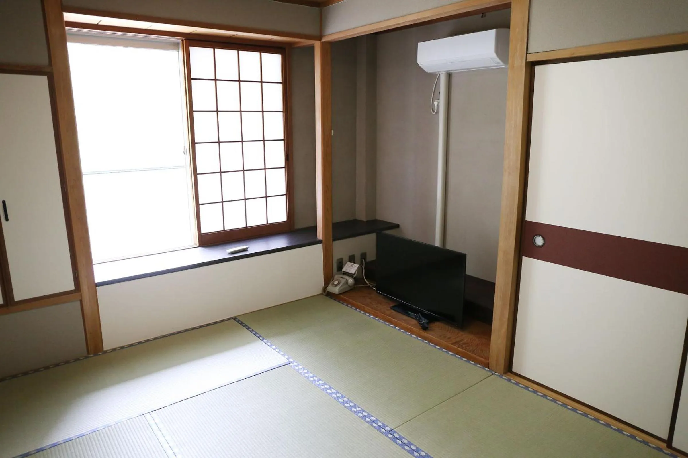 Japanese-Style Twin Room with Mountain View -Smoking - single occupancy in Wakayama Kada Onsen Kada Kaigetsu (ex. Azumaya Seaside Hotel)