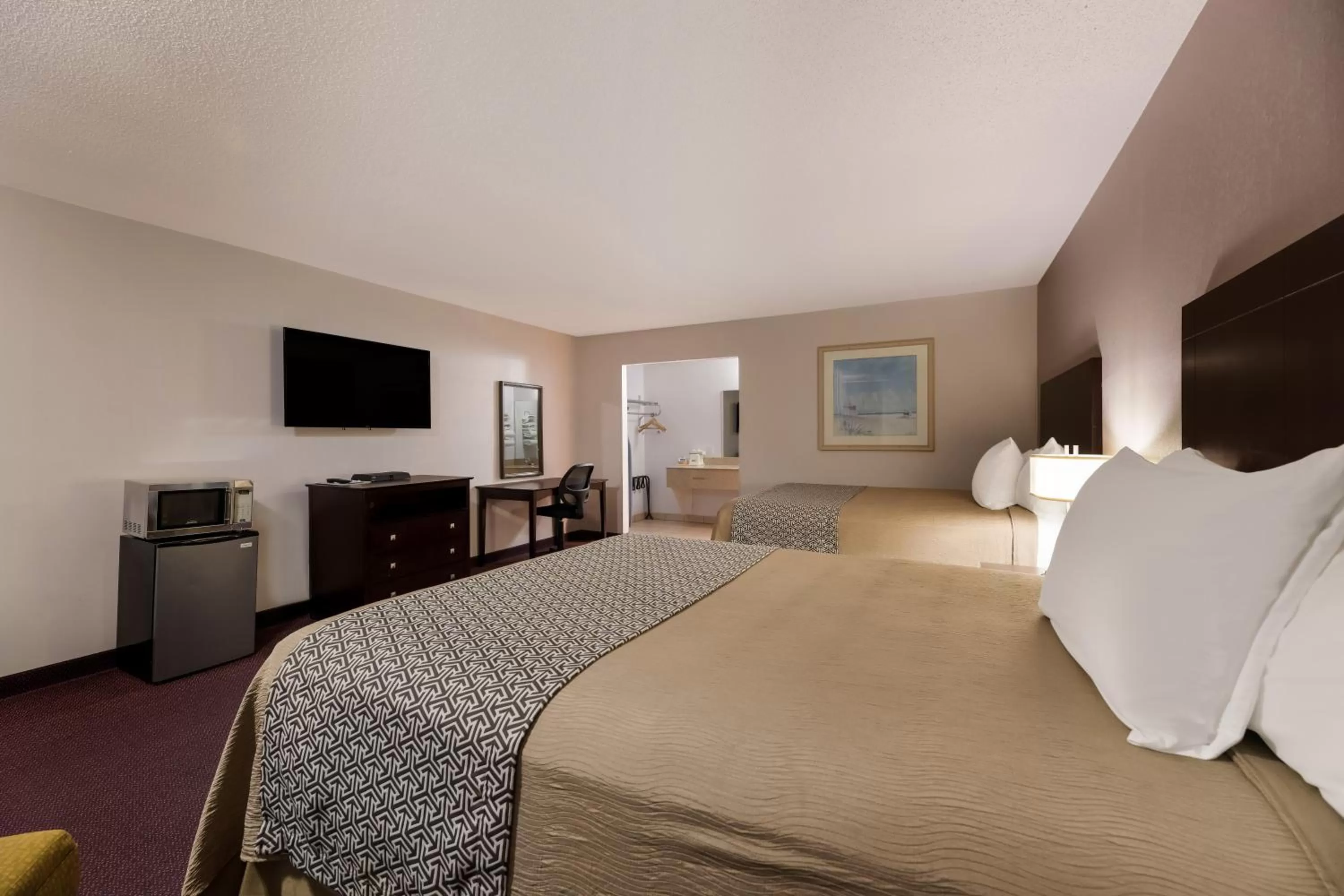 Queen Room with Two Queen Beds - Smoking in Americas Best Value Inn Alpine