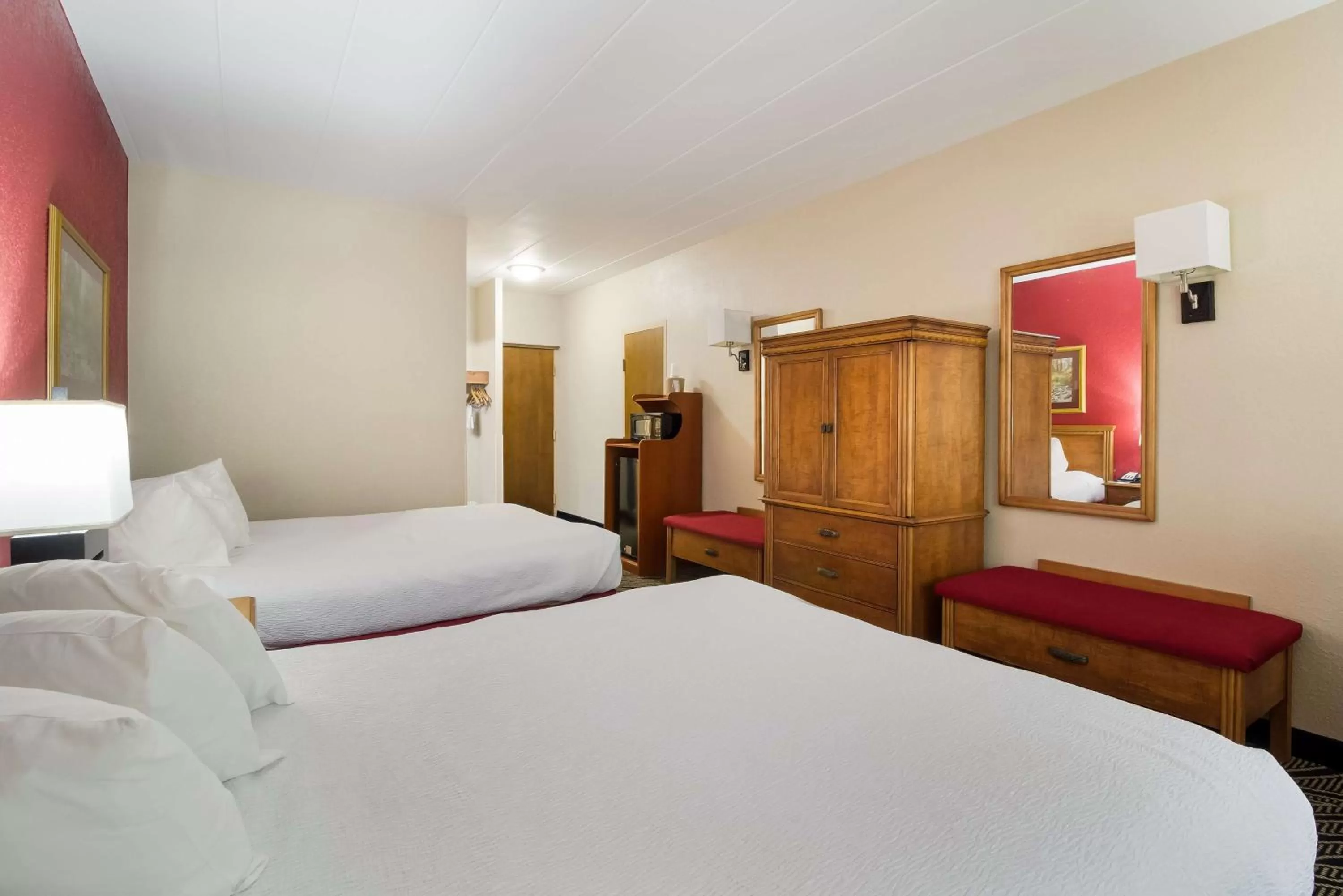 Quadruple Room with Bathtub - Disability Access/Non-Smoking in Best Western Braddock Inn