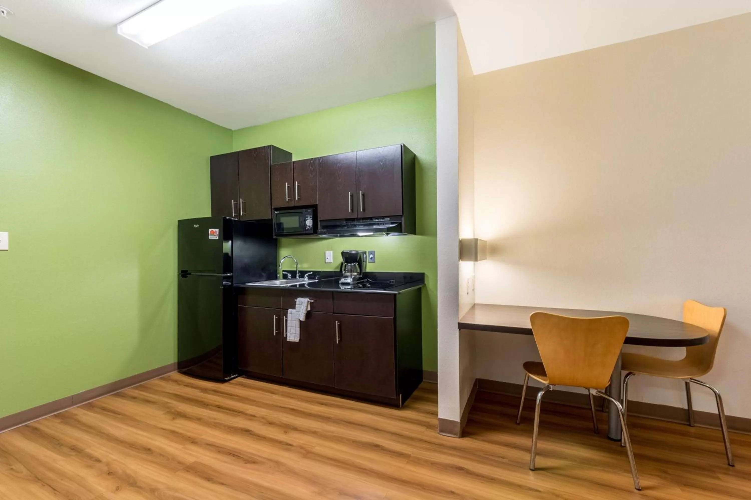 King Room with Roll-In Shower - Mobility/Hearing Accessible - Non-Smoking in Super 8 by Wyndham Kenedy