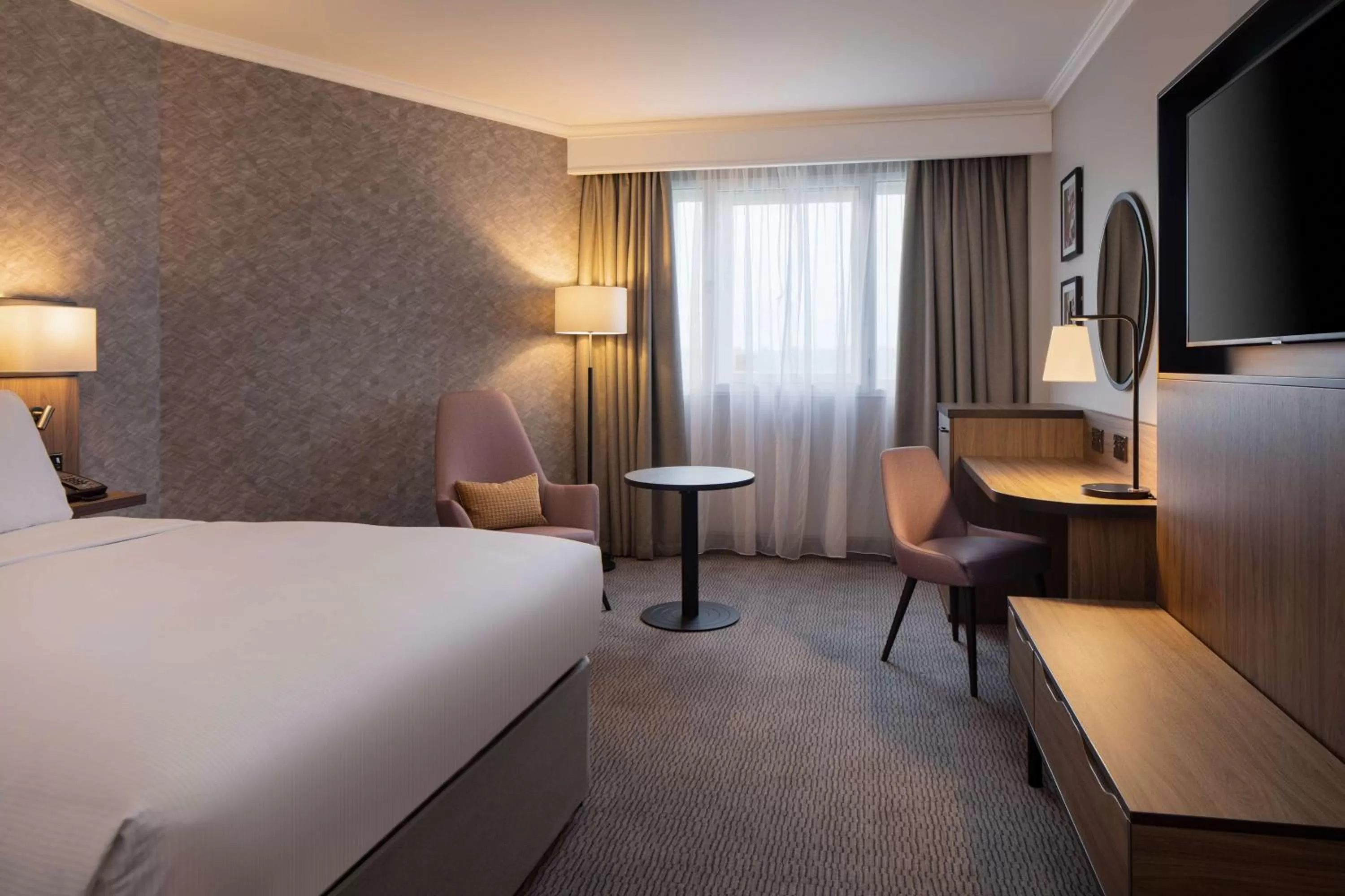 Deluxe Queen Room in DoubleTree by Hilton Dartford Bridge