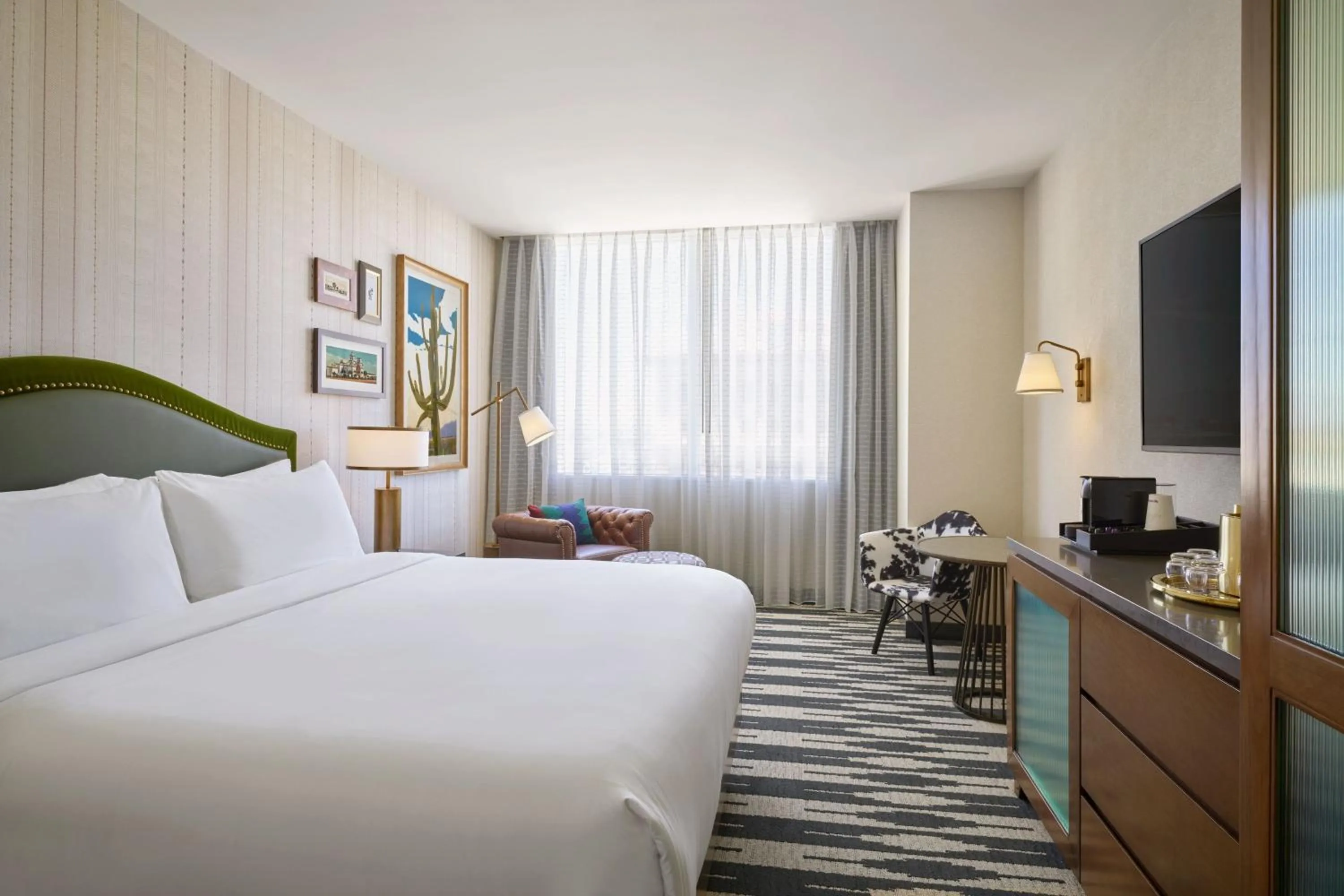 Deluxe King Room - Hearing Accessible in The Leo Kent Hotel, Tucson, a Tribute Portfolio Hotel