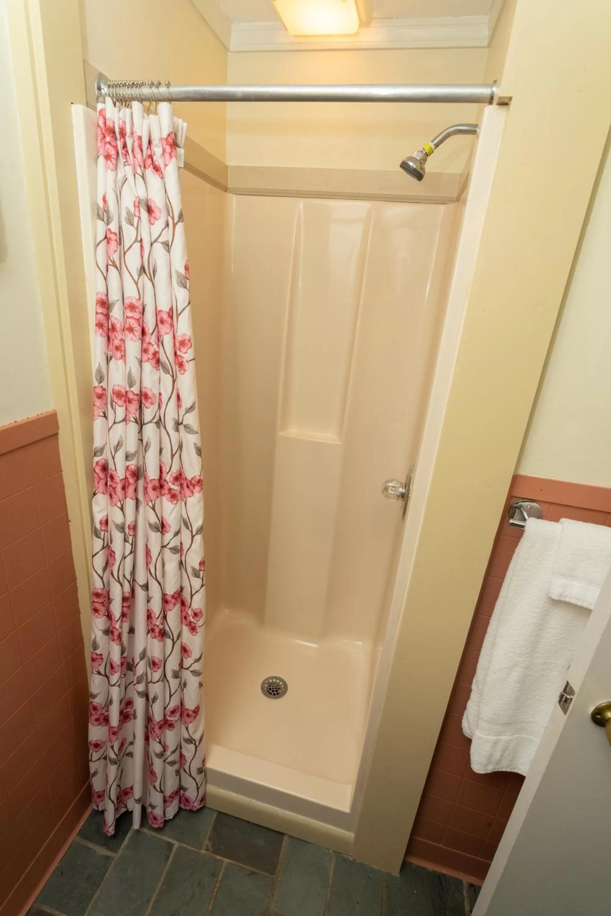 Queen Room with Garden View in Governor's Rock Motel