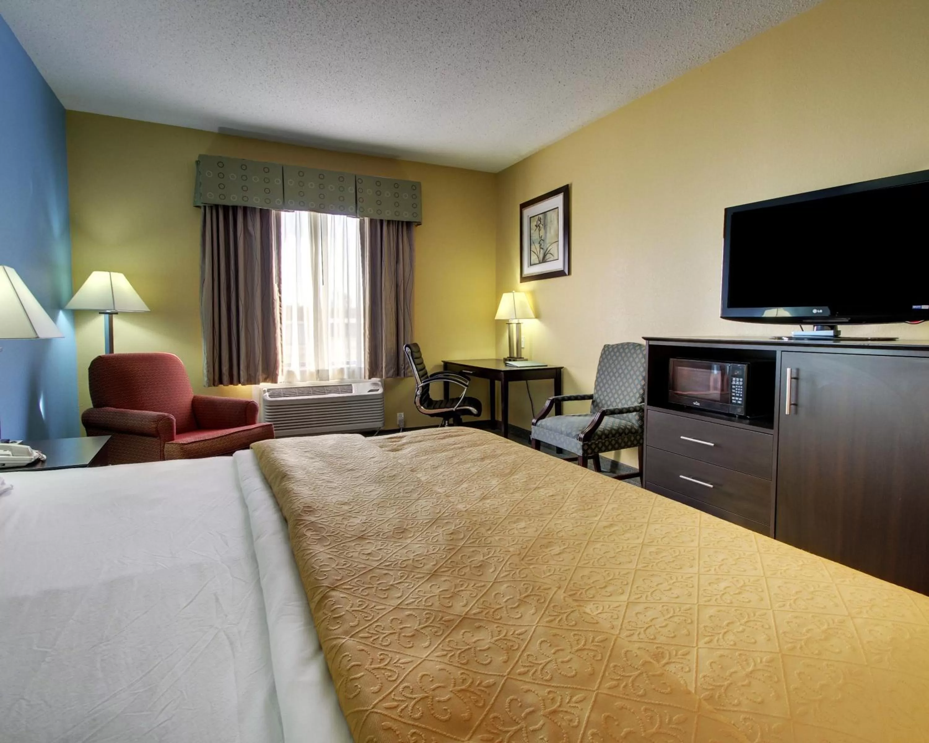 King Room - Non-Smoking in Quality Inn Litchfield Route 66