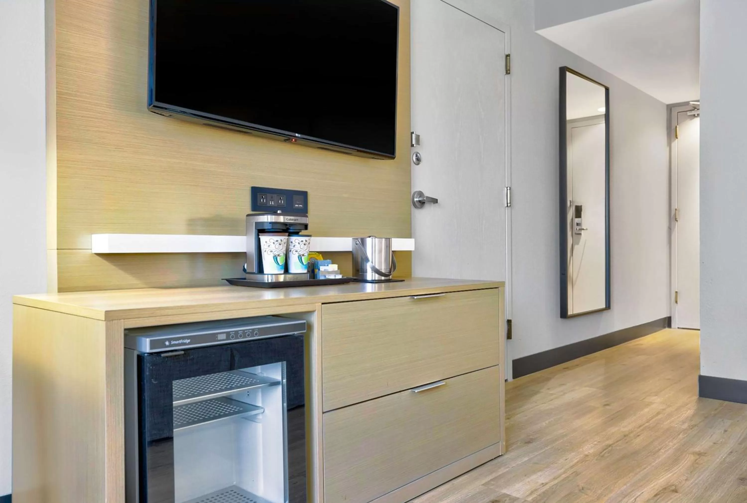 King Room - Mobility Accessible with Bath Tub in DoubleTree by Hilton Davenport