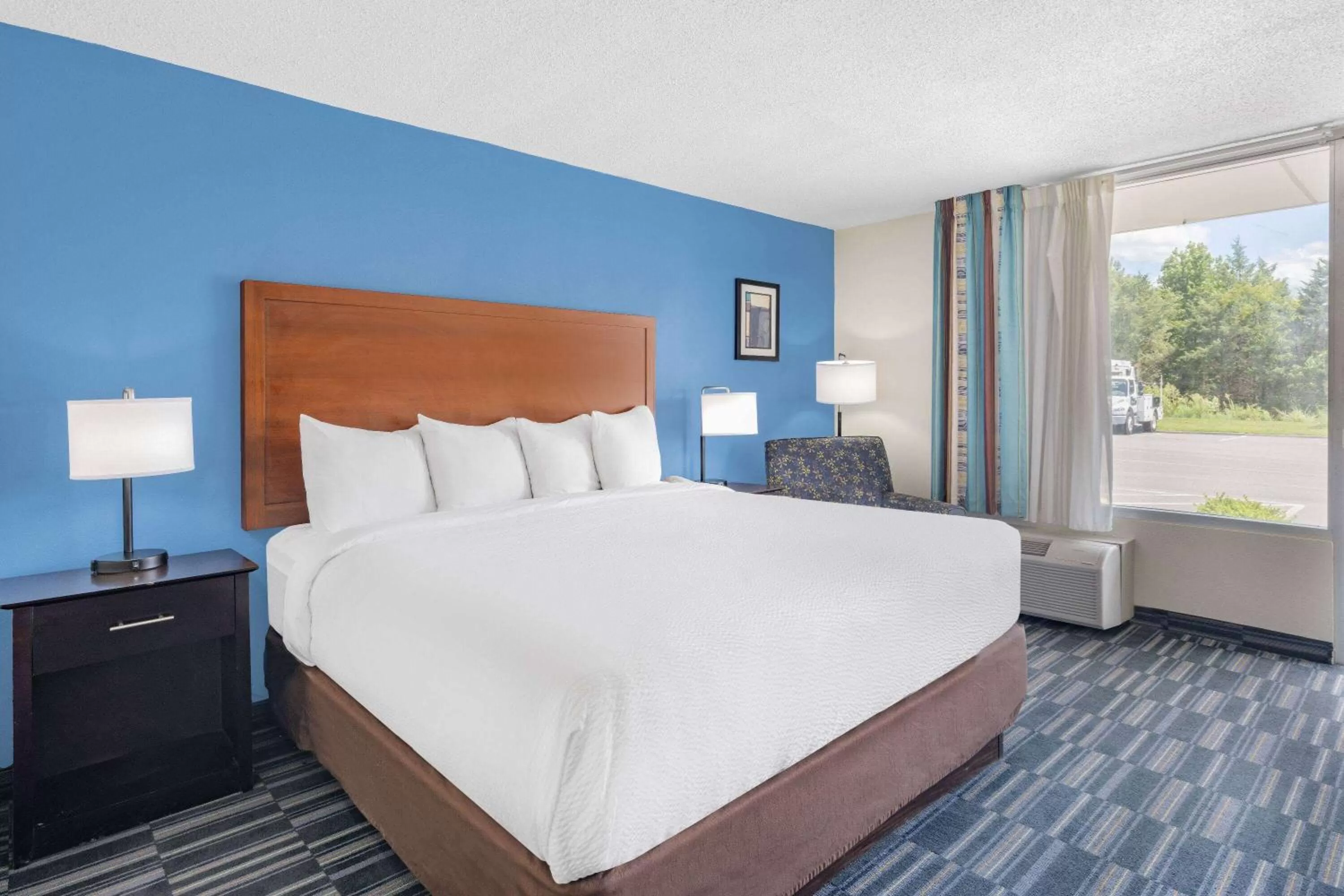 King Room - Smoking in Days Inn and Suites by Wyndham Oxford