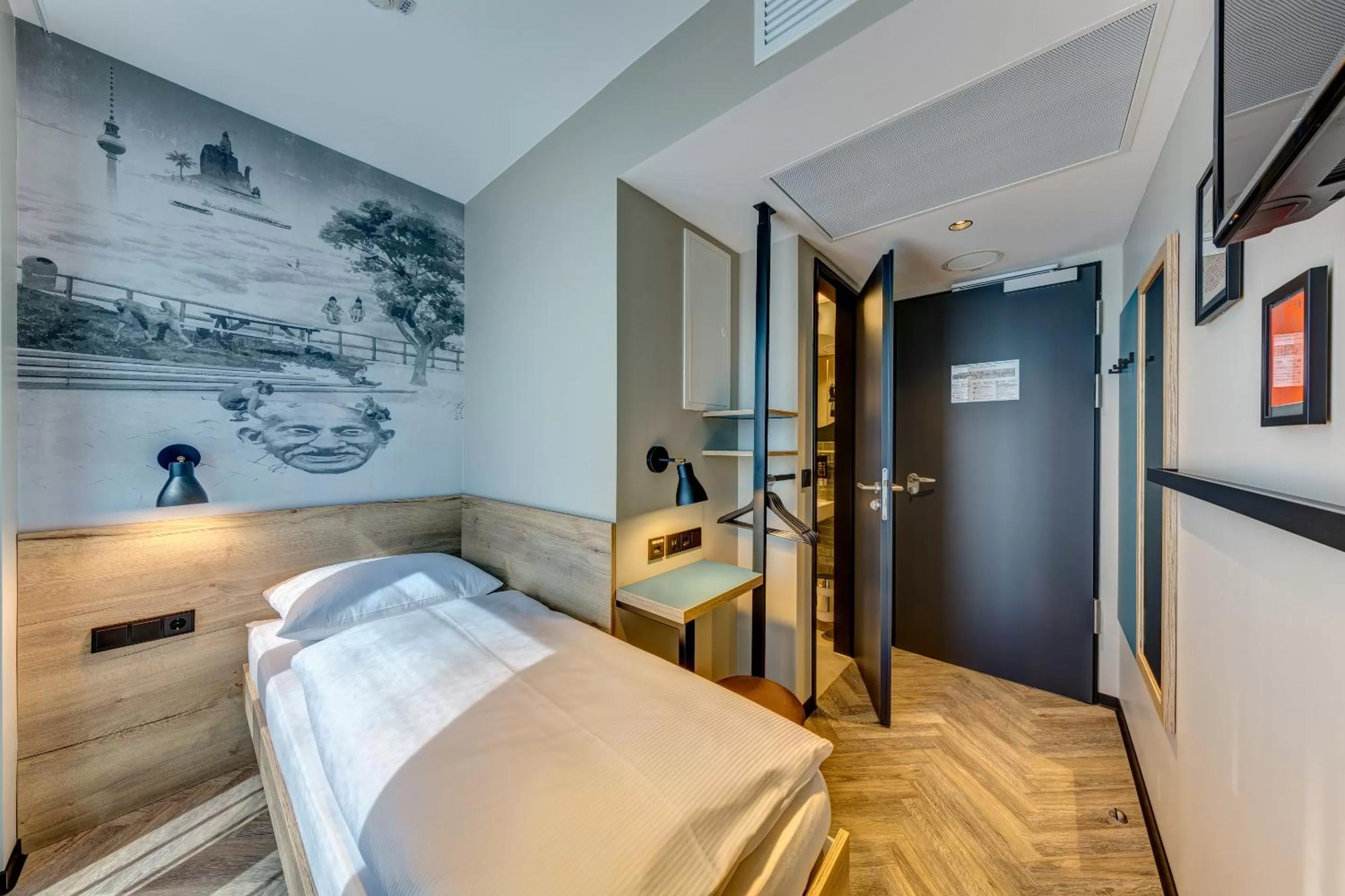 Small Single Room in Schulz Hotel Berlin Wall at the East Side Gallery