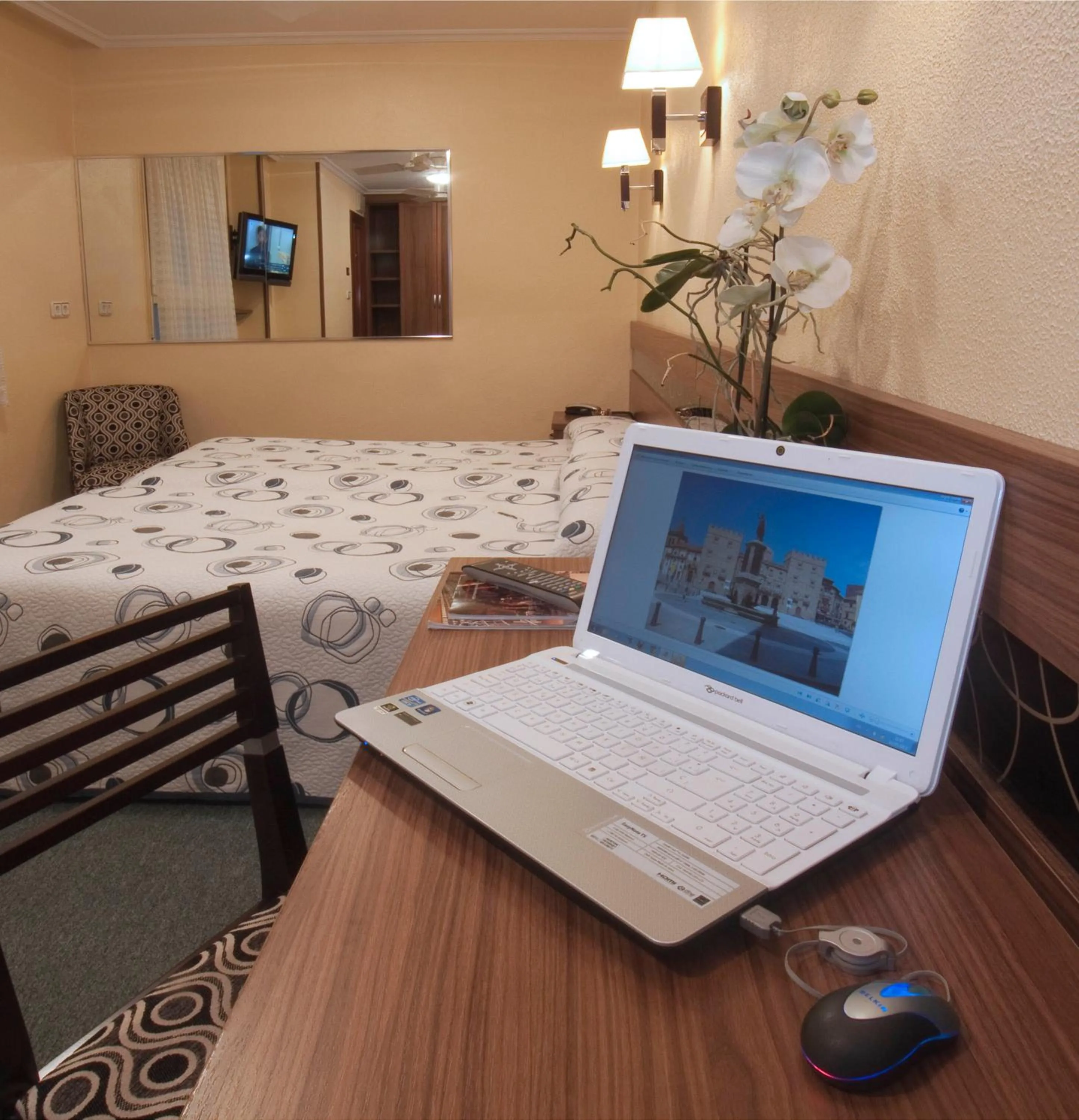 Twin Room with Extra Bed in Hotel Castilla