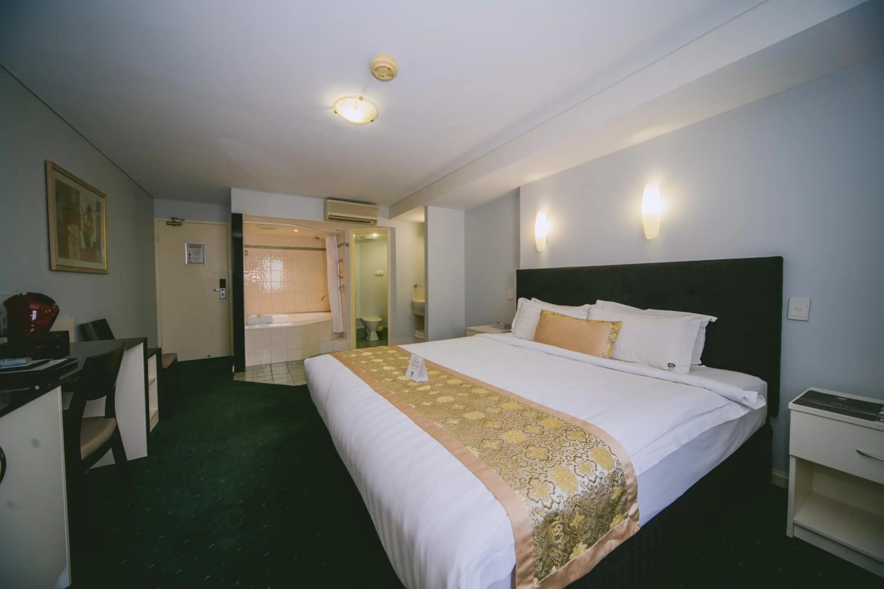 King Room with Spa Bath in Hotel Northbridge