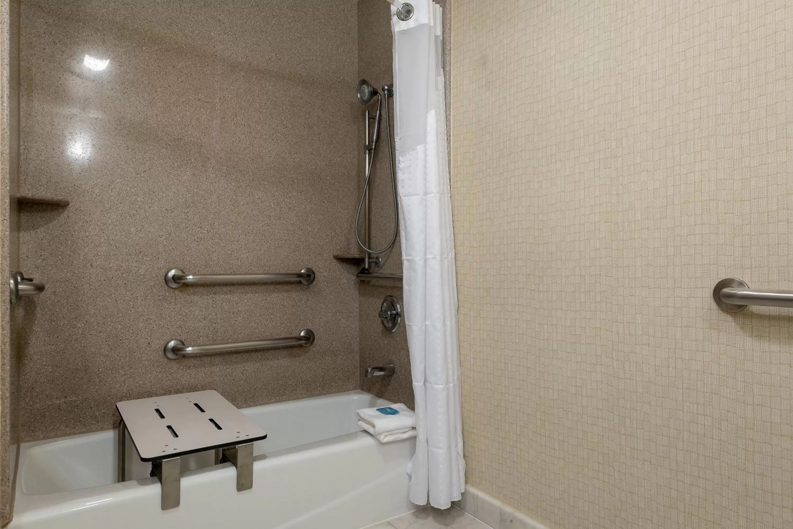 Queen Room - Mobility Accessible in Holiday Inn Express Hotel & Suites Los Angeles Airport Hawthorne by IHG