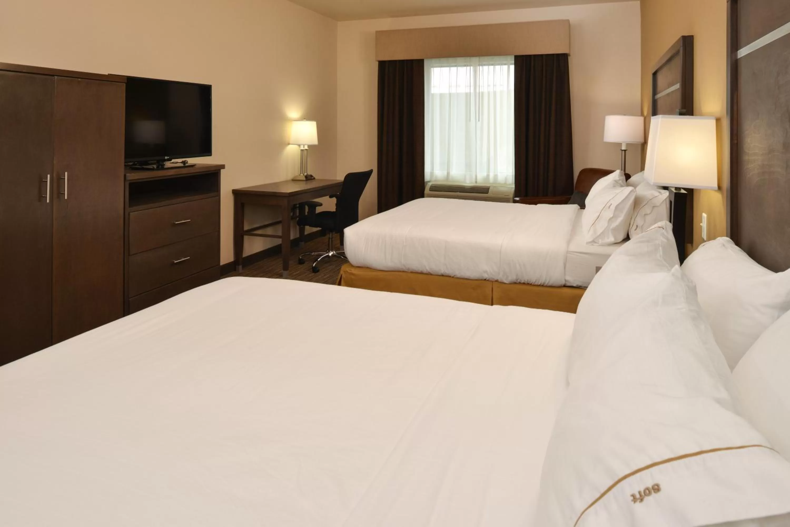 Standard Queen Room with Two Queen Beds - Communications Accessible in Holiday Inn Express & Suites Globe by IHG