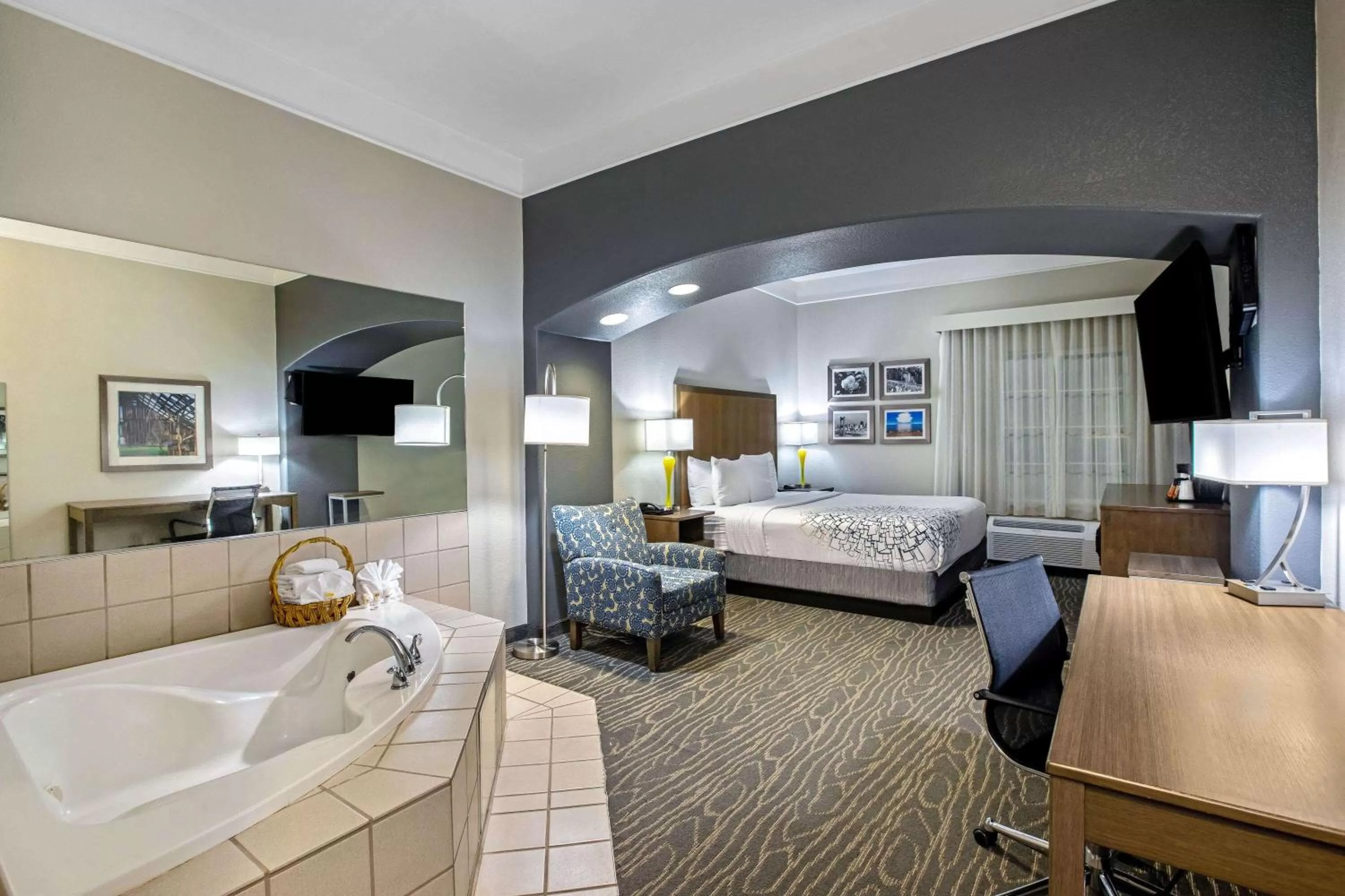 Deuxe King Studio Suite - Mobility Accessible/Non-Smoking in La Quinta by Wyndham Manteca - Ripon