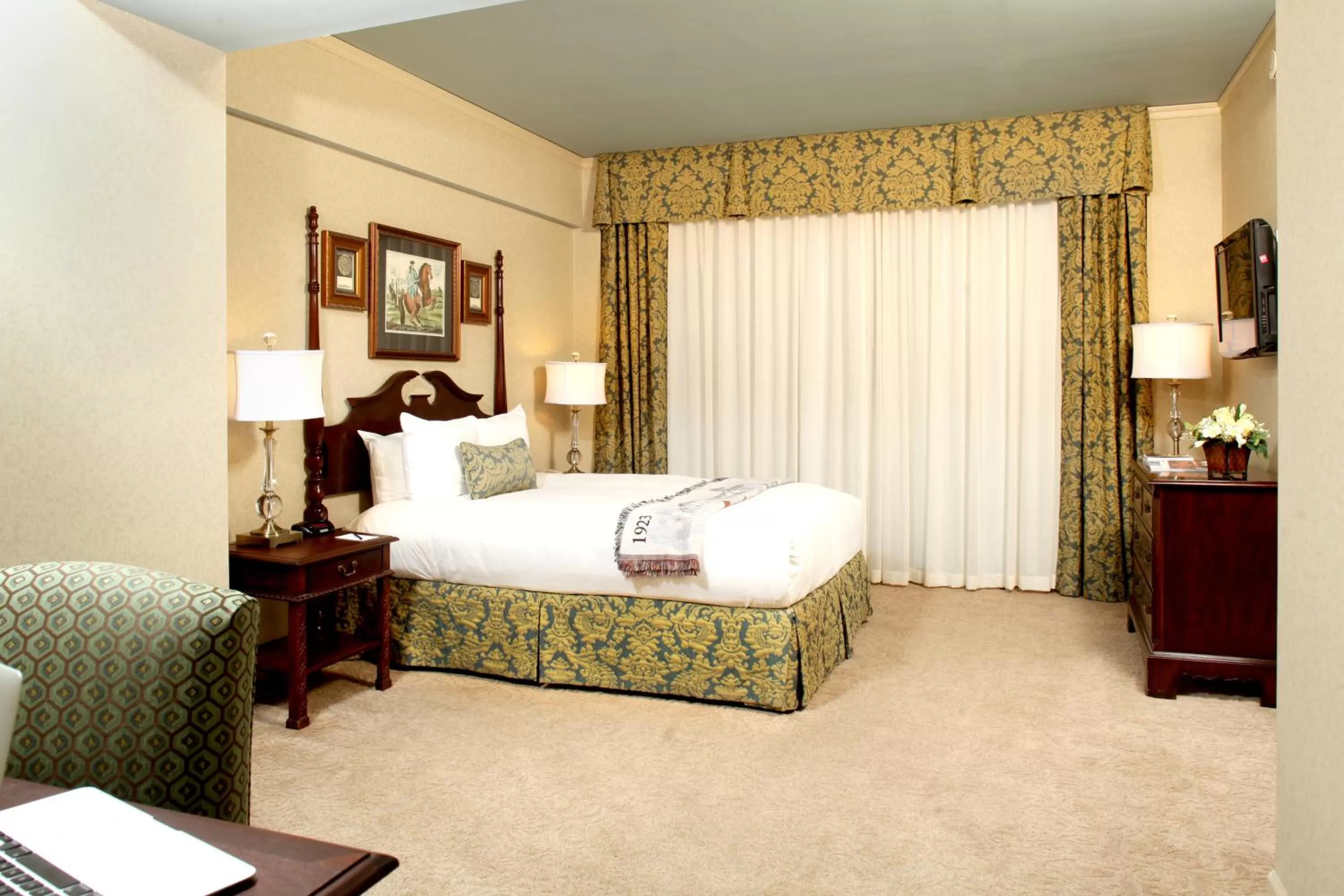 Classic Queen Room in The Brown Hotel