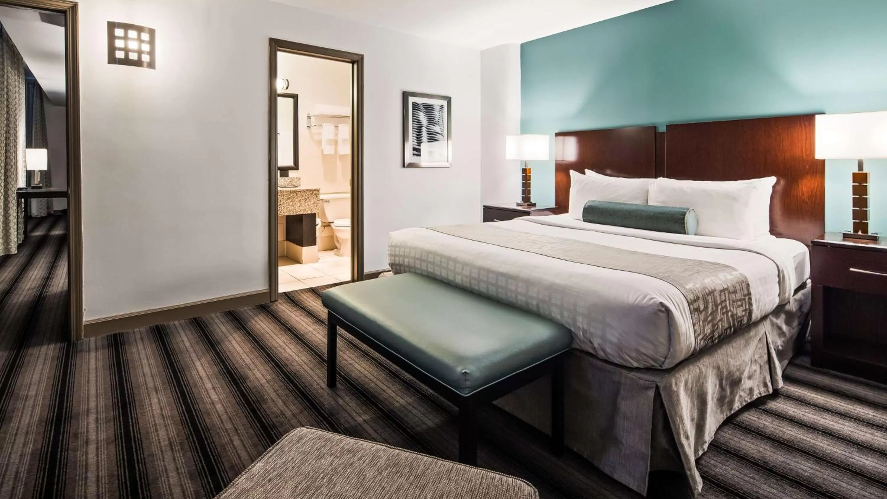 Two-Bedroom Family Suite in Best Western Chicago Downtown-River North