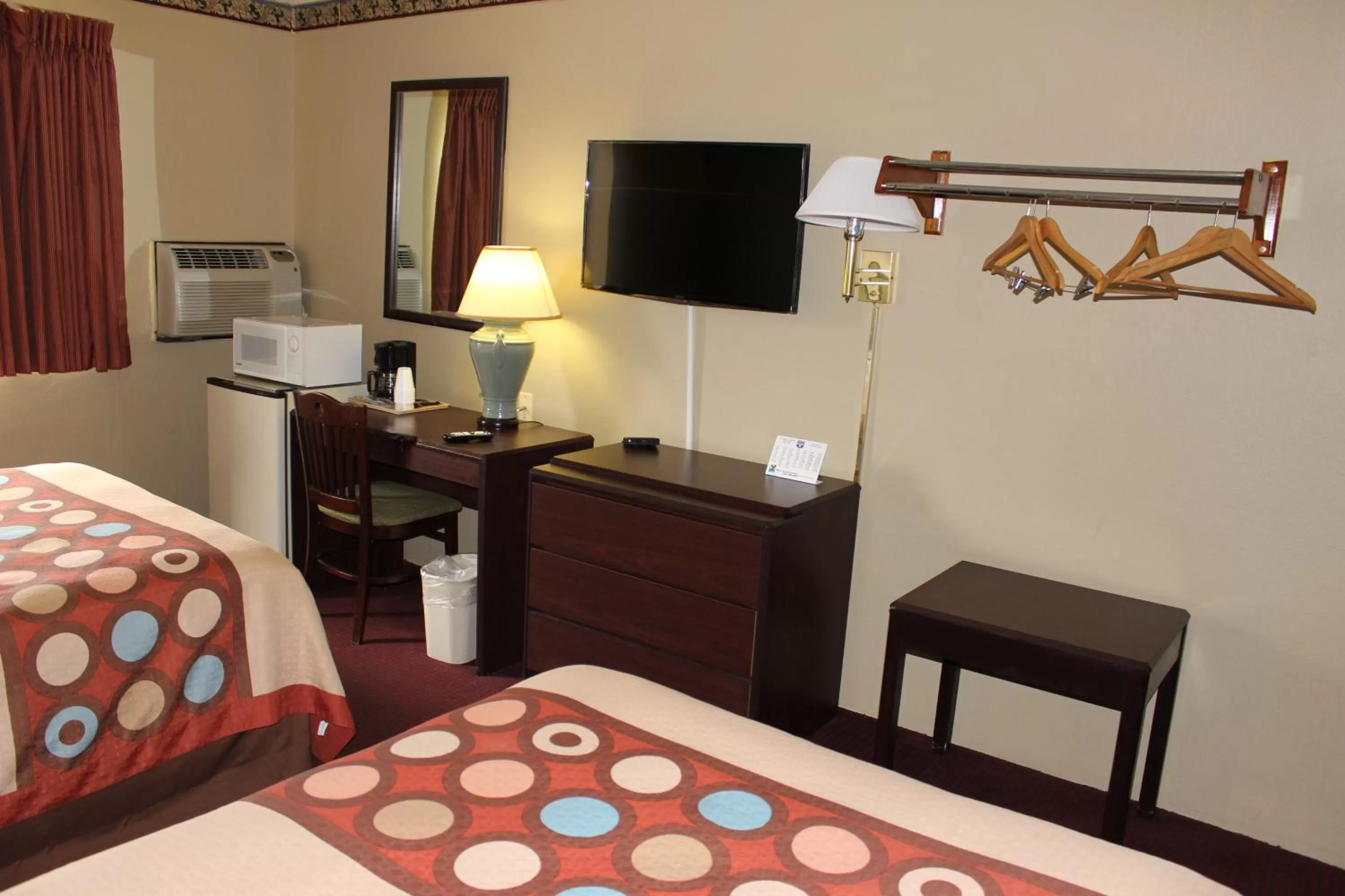 Queen Room in Knights Inn Albany