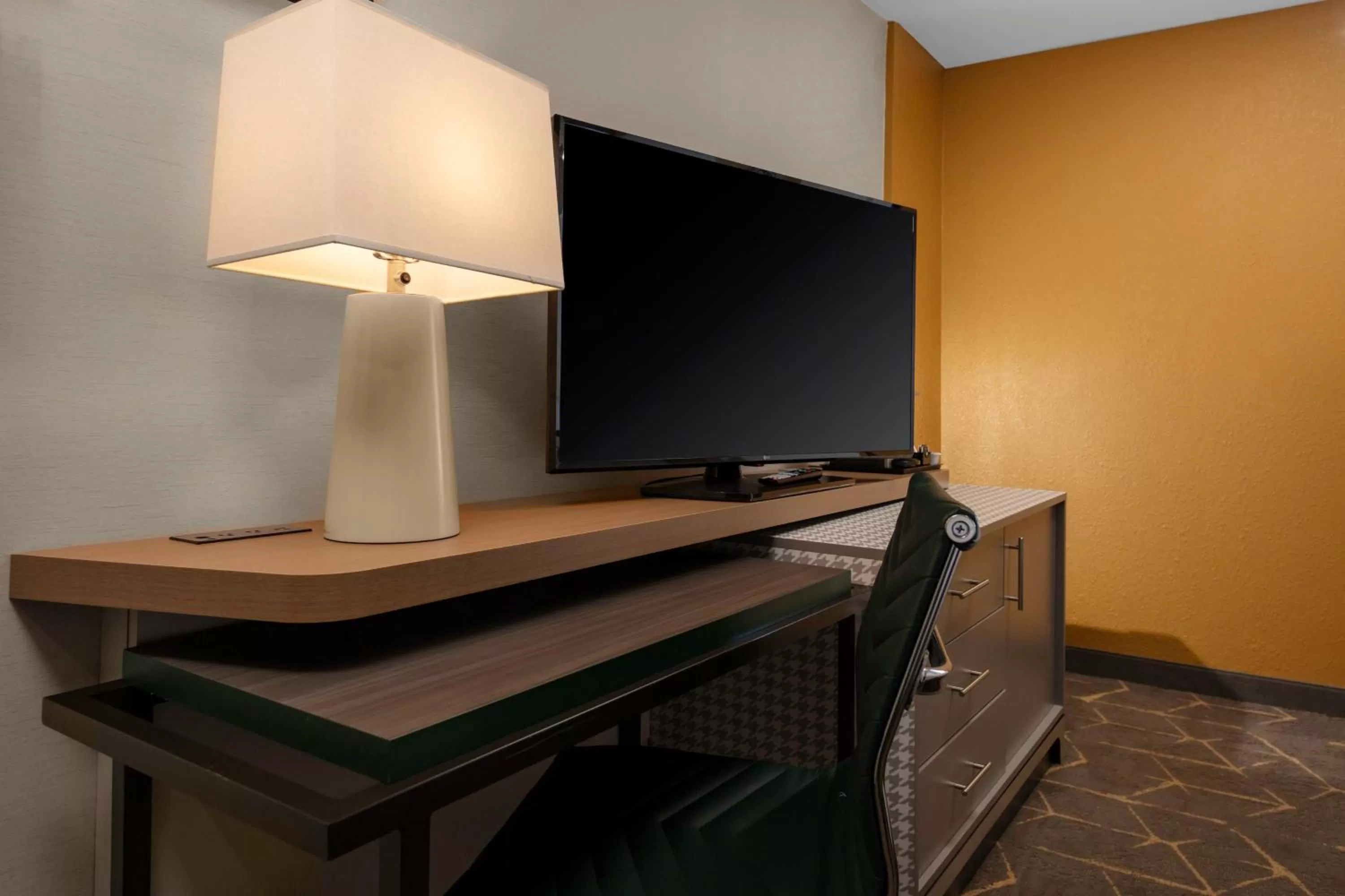 Premium Corner King Room in Holiday Inn Boston - Dedham Hotel & Conference Center by IHG