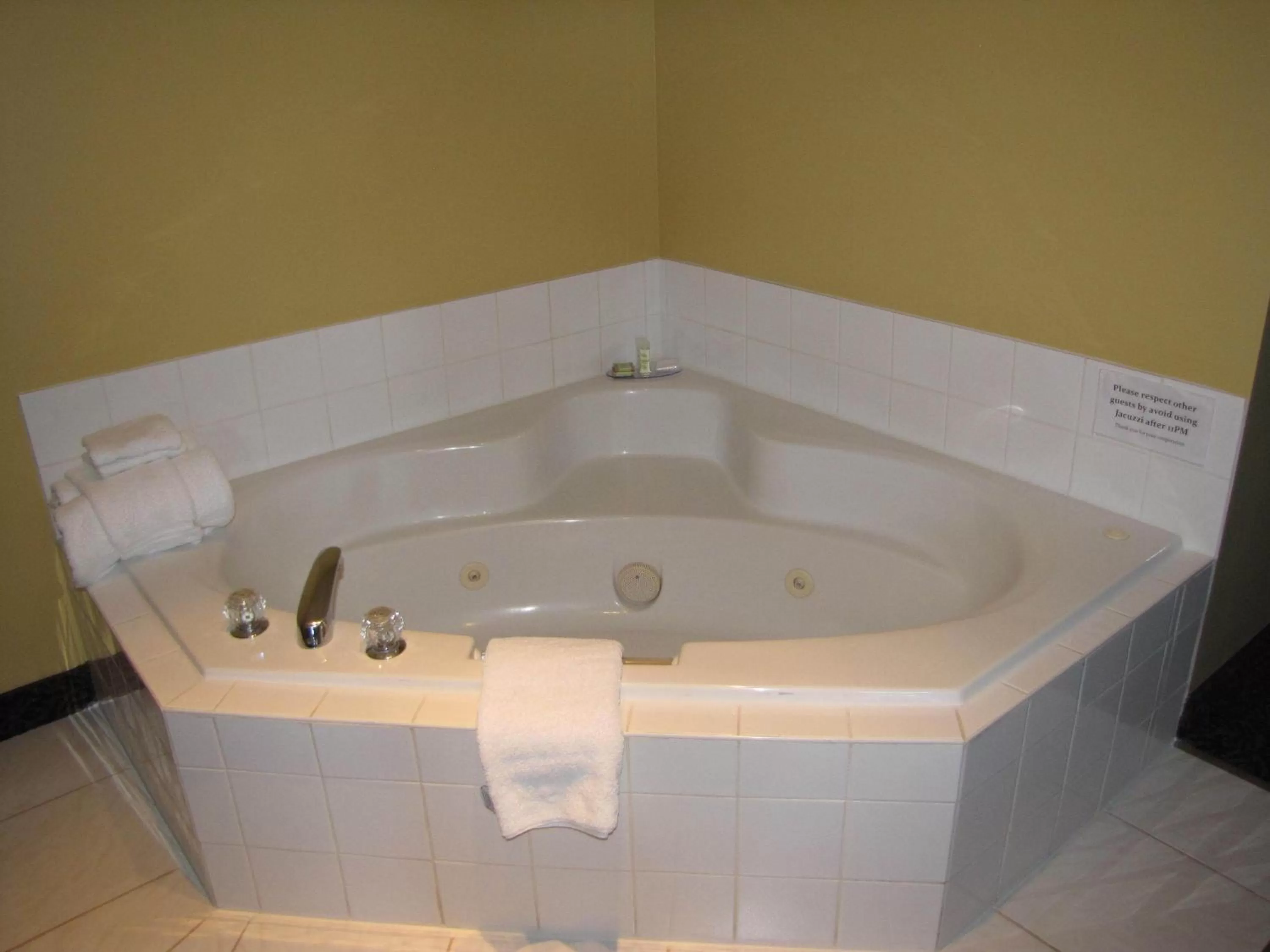 One-Bedroom Deluxe King Suite - Non-Smoking in Super 8 by Wyndham Cochrane