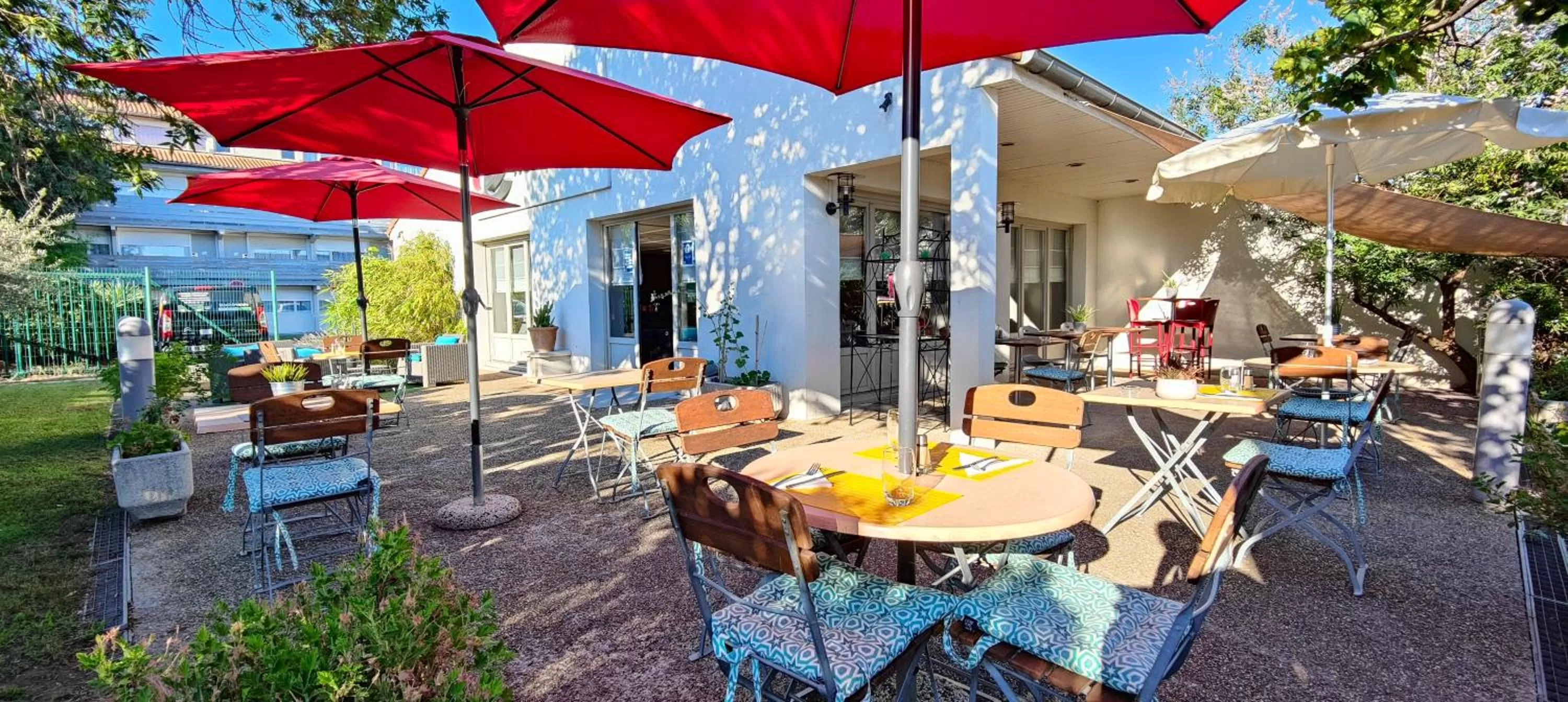 Patio, Restaurant/Places to Eat in Campanile Montpellier Sud - A709