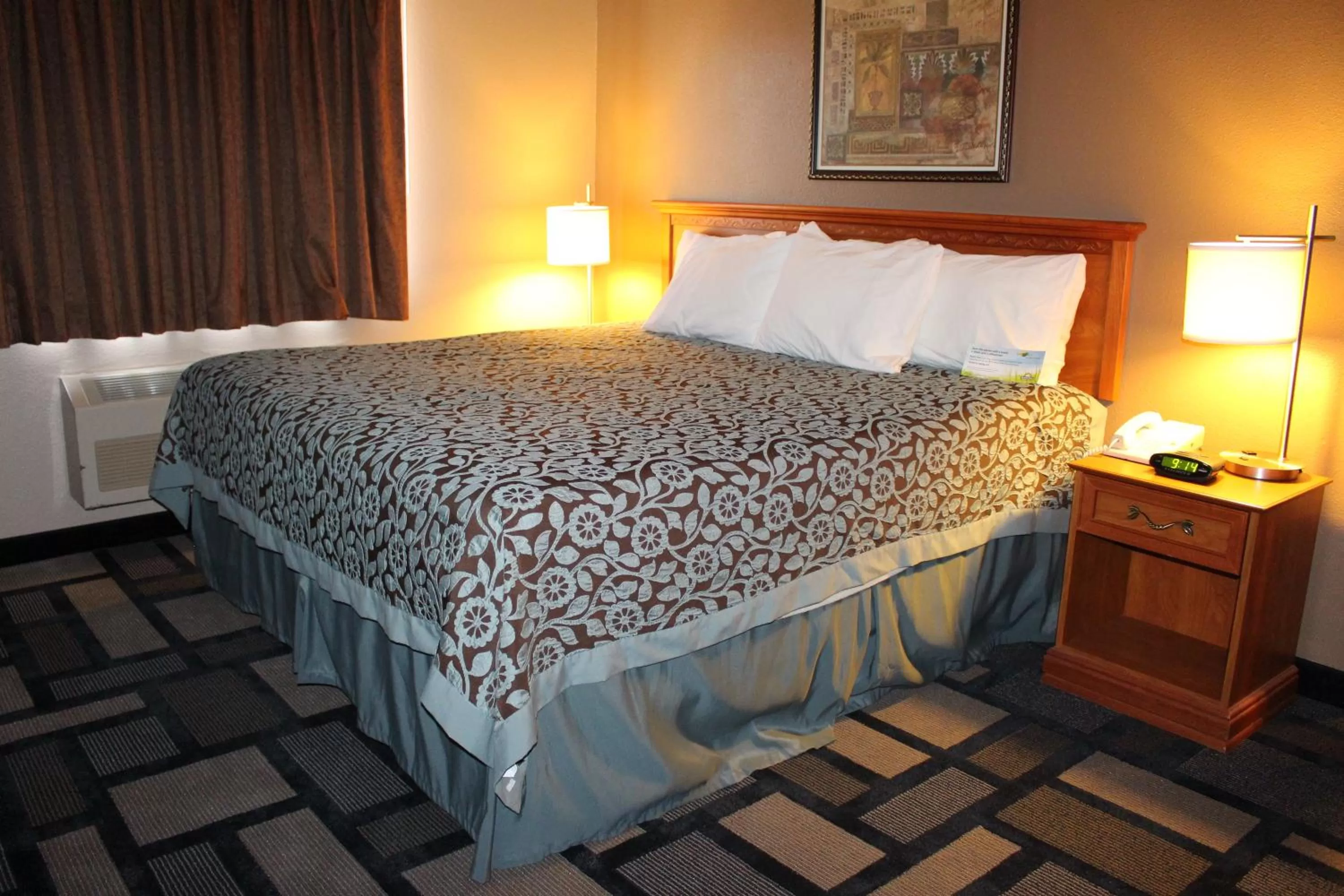 One-Bedroom Suite with King bed, Non-Smoking in Days Inn by Wyndham Watertown