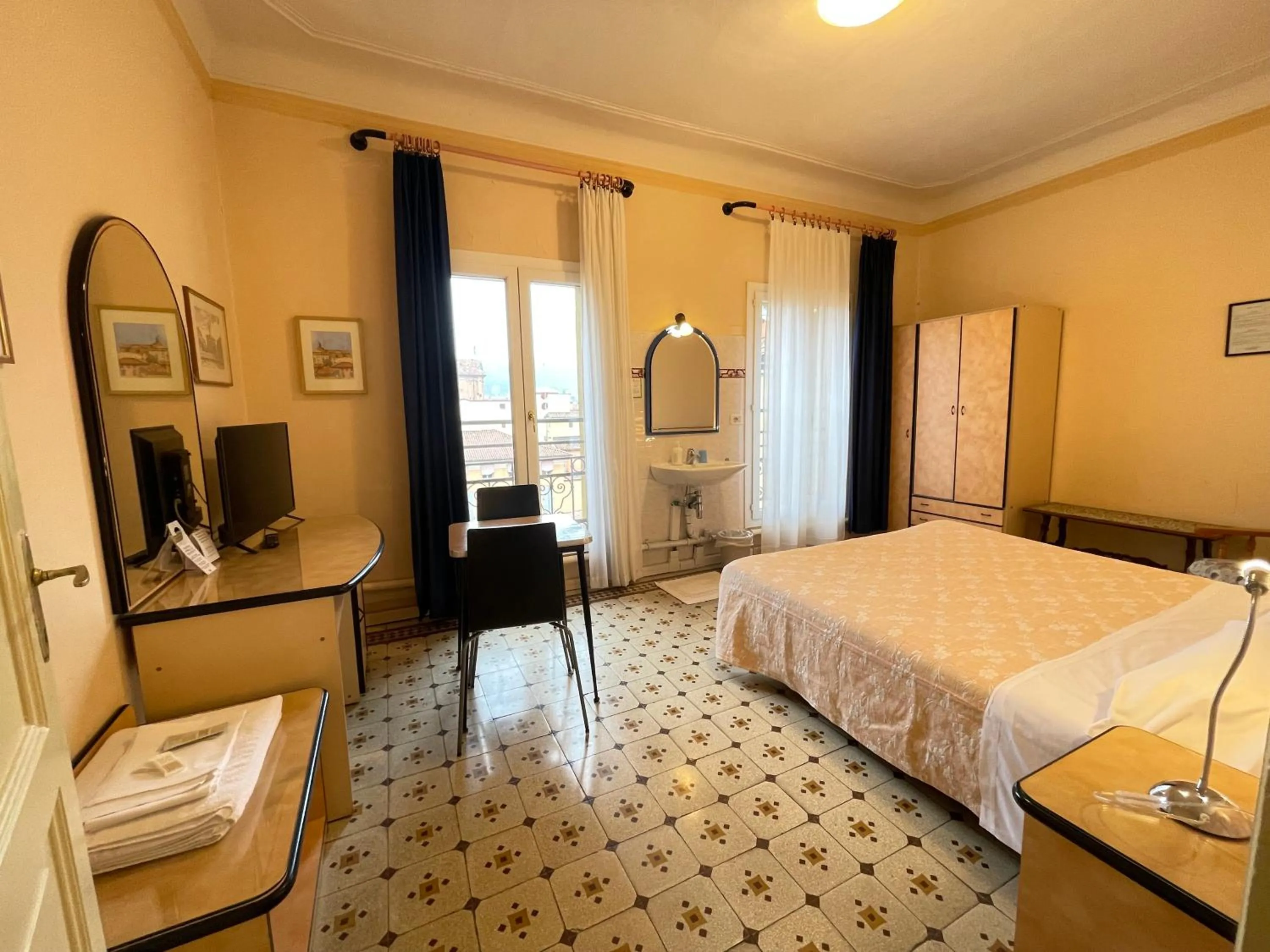Double Room with Shared Bathroom in Hotel Panorama Bologna Centro