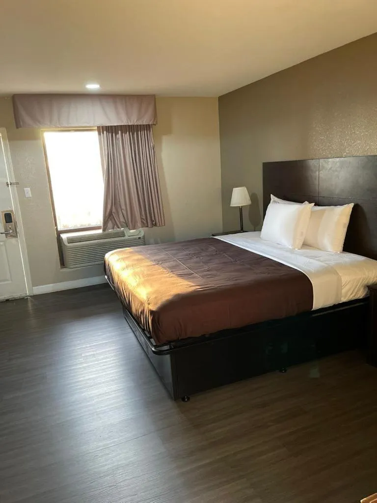 King Room - Accessible/Non Smoking in Suburban Studios Columbia - Harbison