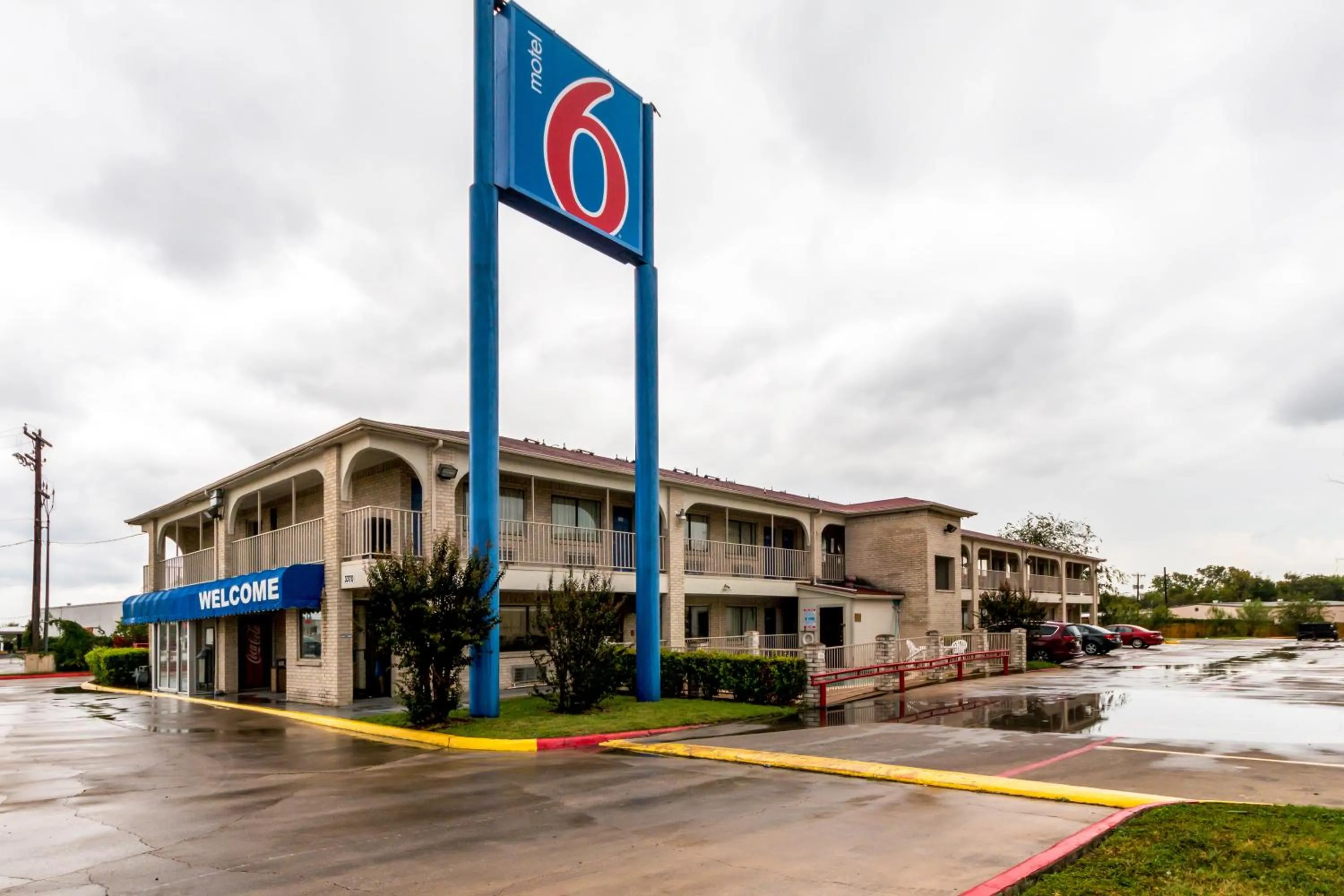 Motel 6 San Antonio, TX - Frost Bank Center