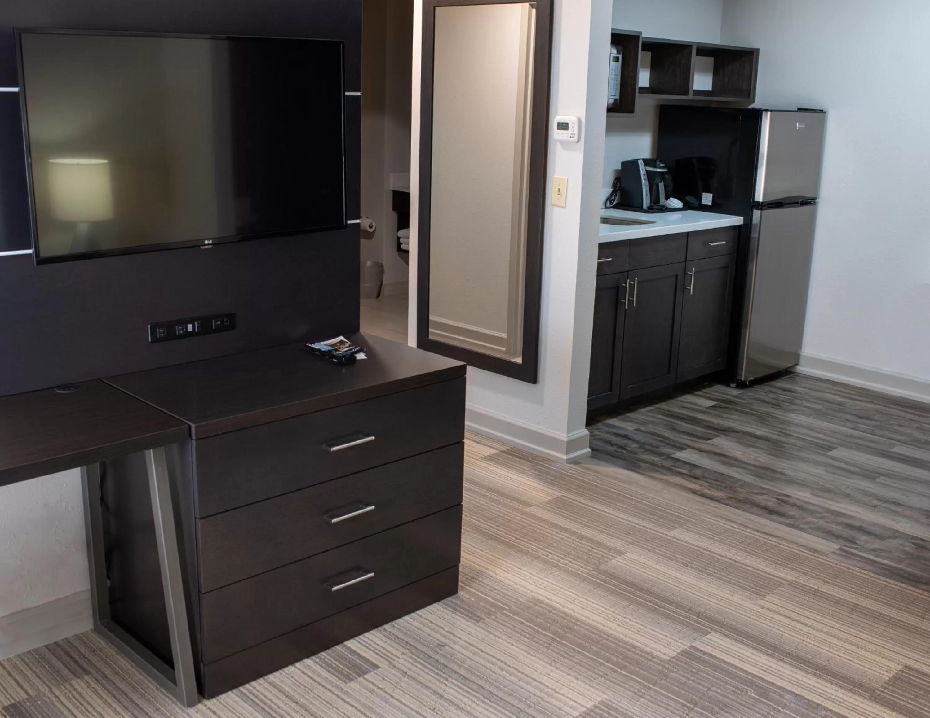 One-Bedroom King Suite in Holiday Inn Express Hotel & Suites Conover - Hickory Area by IHG