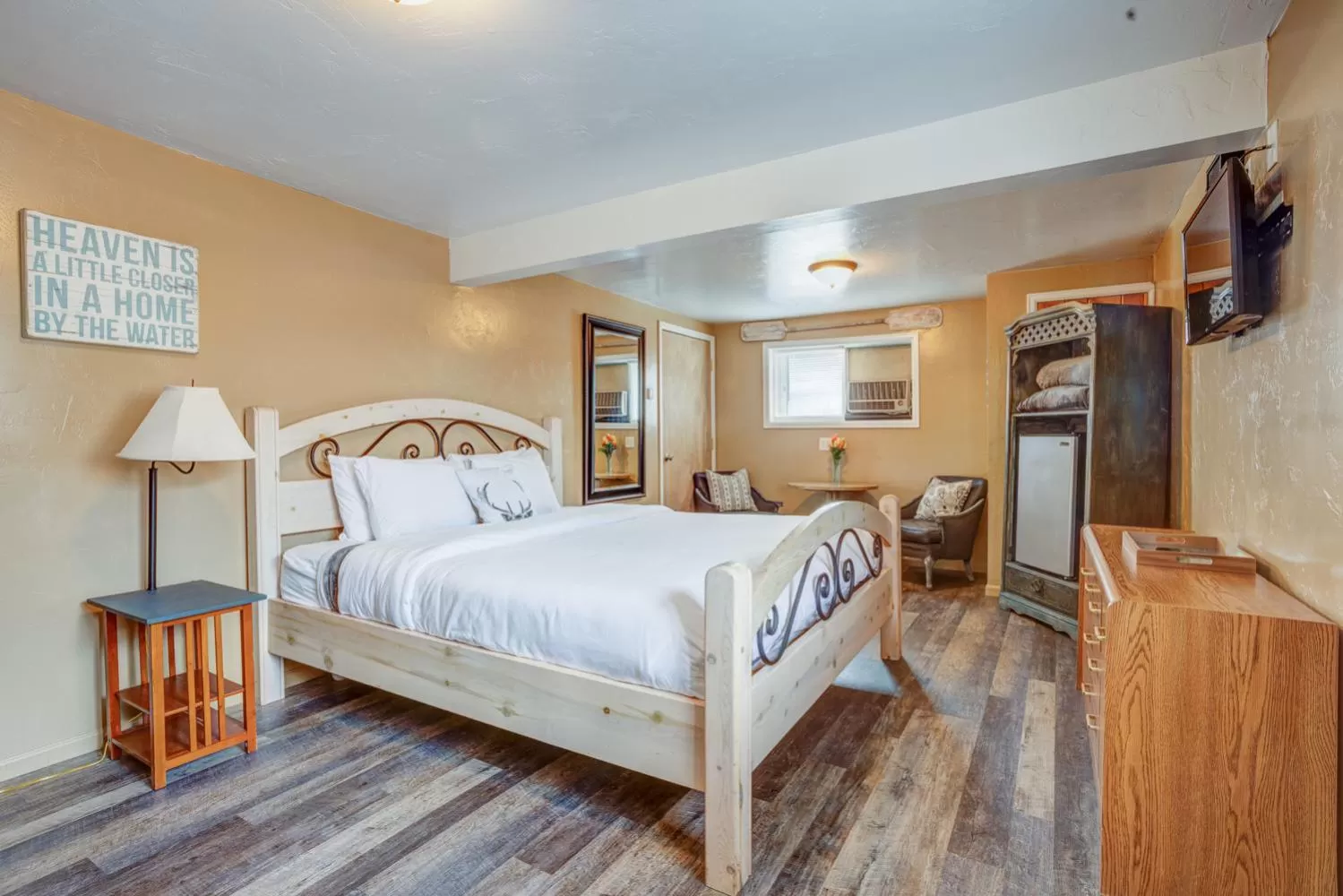 Deluxe King Room in Lodge at Poncha Springs