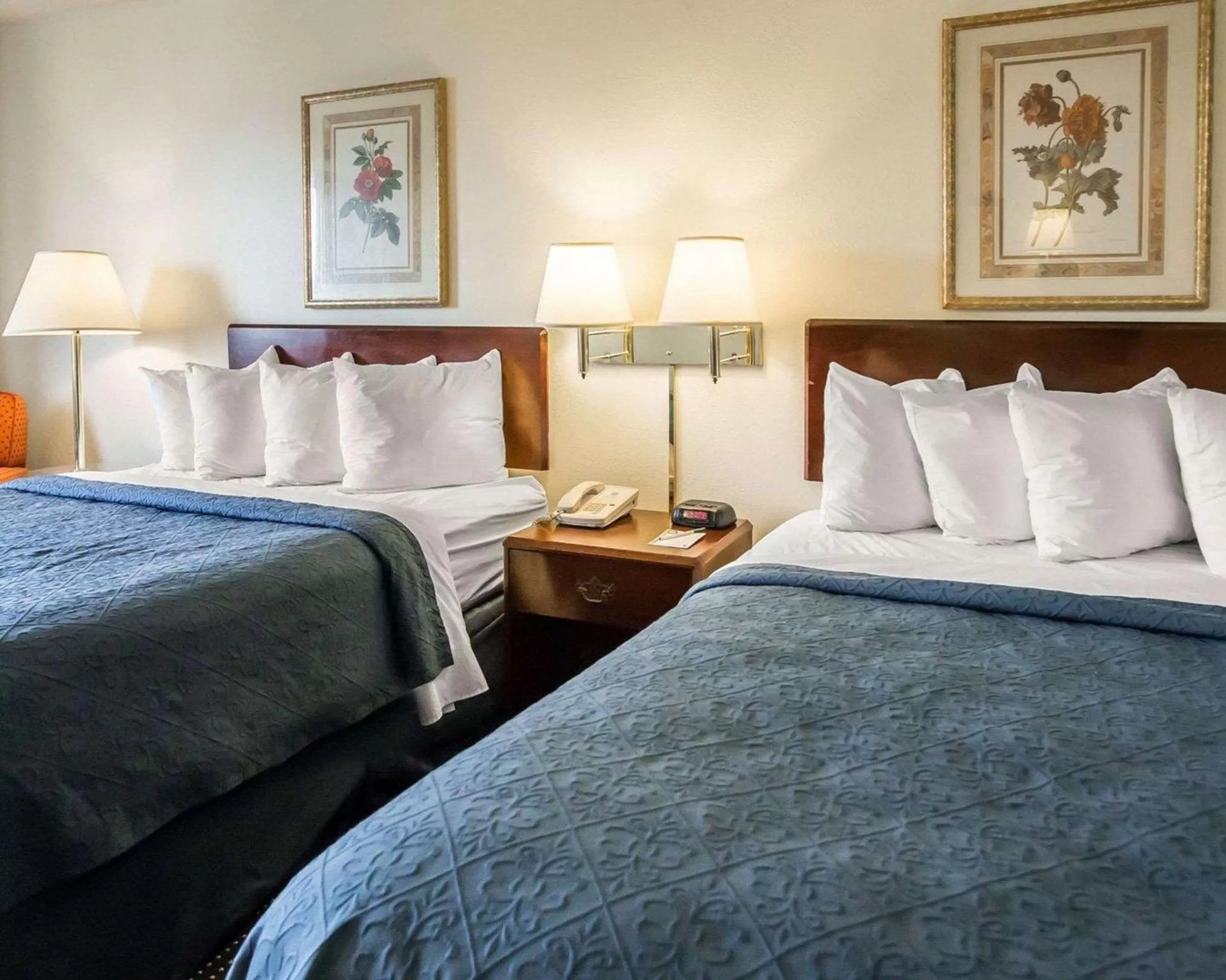 Queen Room with Two Queen Beds - Non-Smoking in Quality Inn Dundee