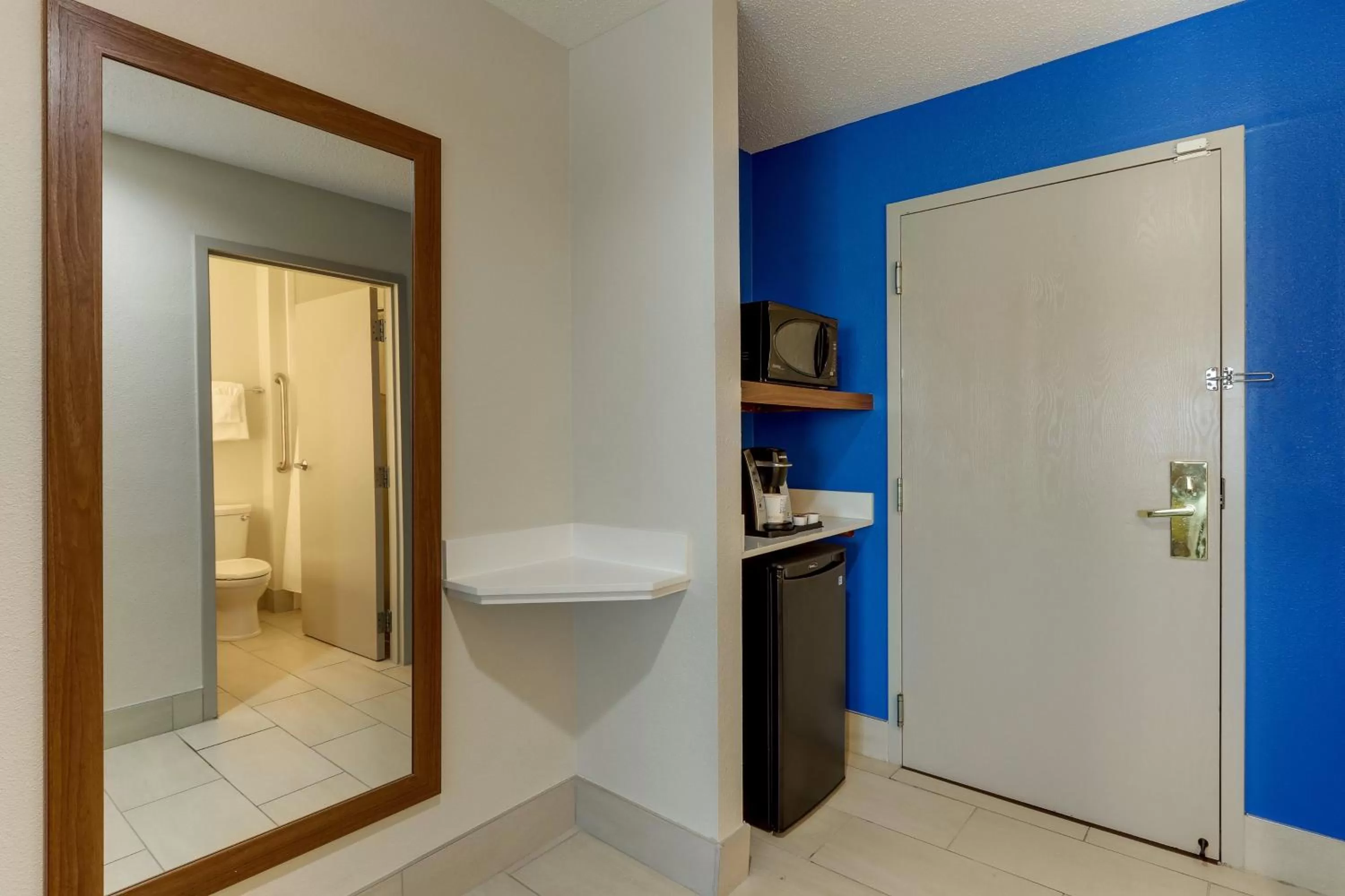 One-Bedroom King Suite with Sofa Bed in Holiday Inn Express - Cincinnati North - Monroe by IHG