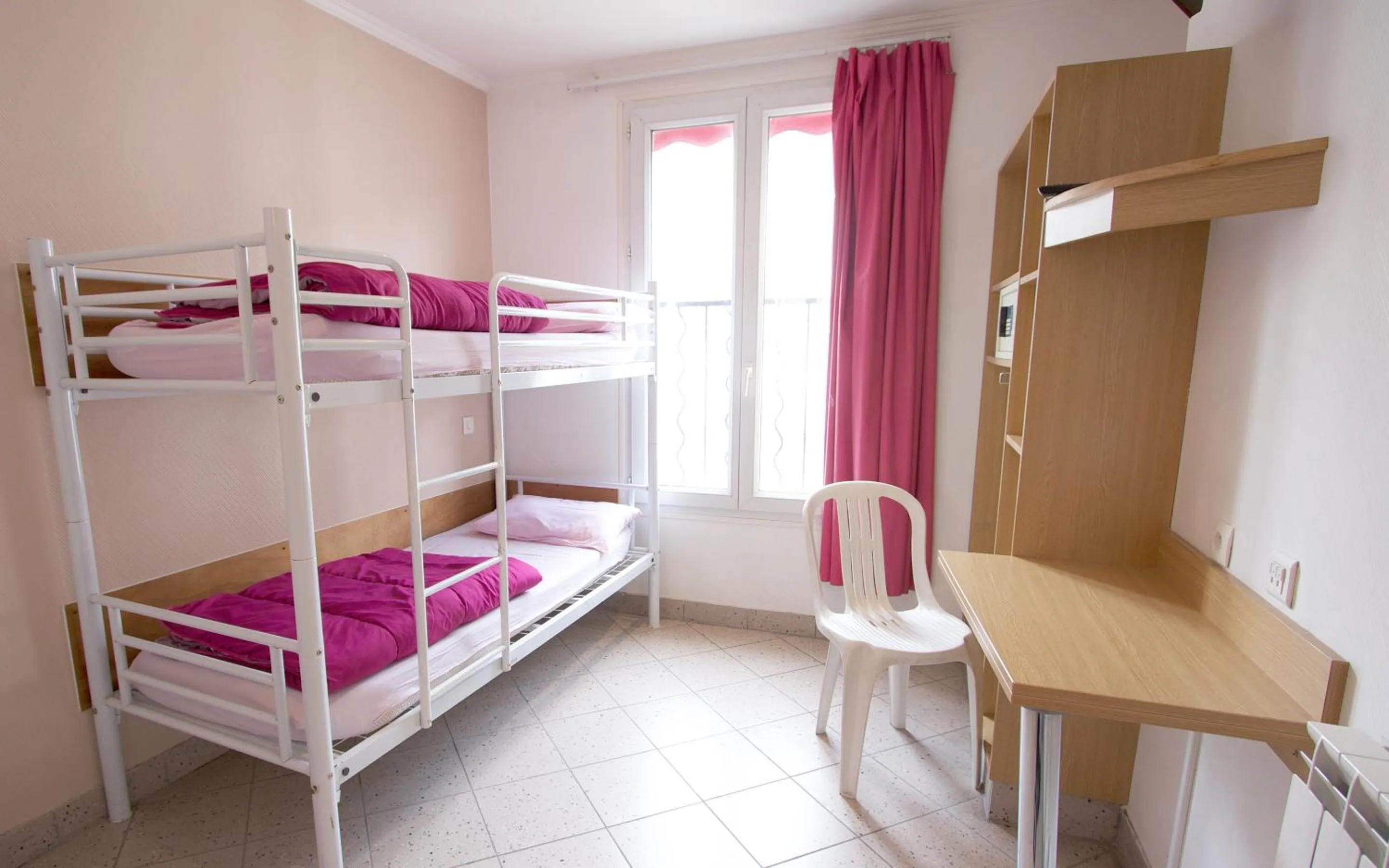 Twin Room with Shared Bathroom in Bastille Hostel