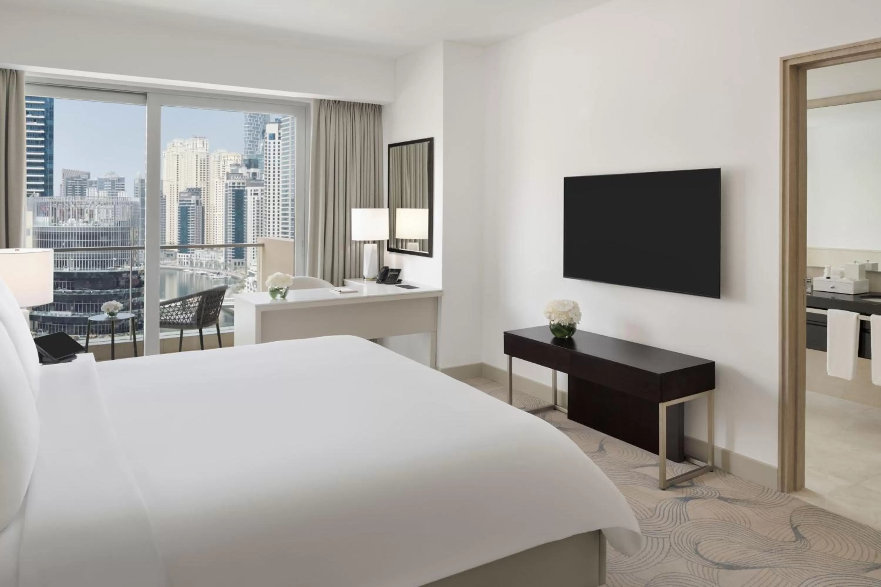 Deluxe King Room with Balcony and Marina View in Address Dubai Marina