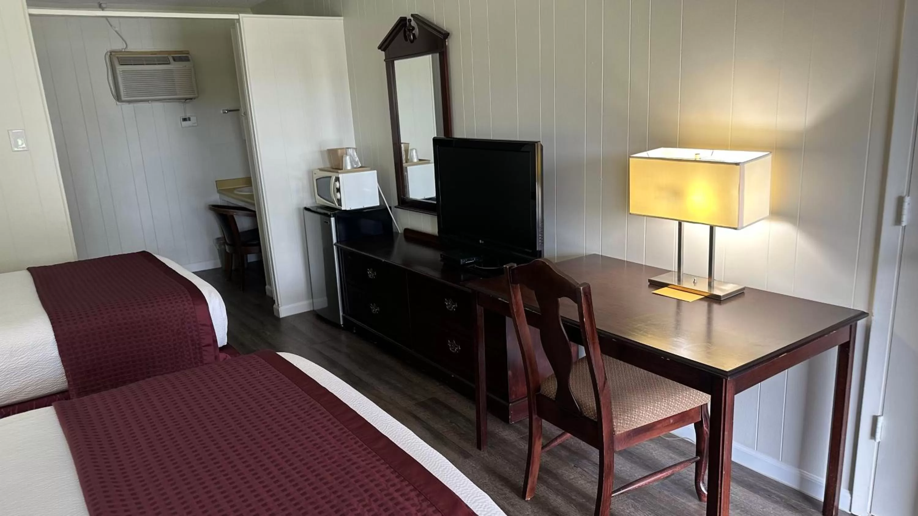 Double Room - Disability Access in Colonial Inn Franklin
