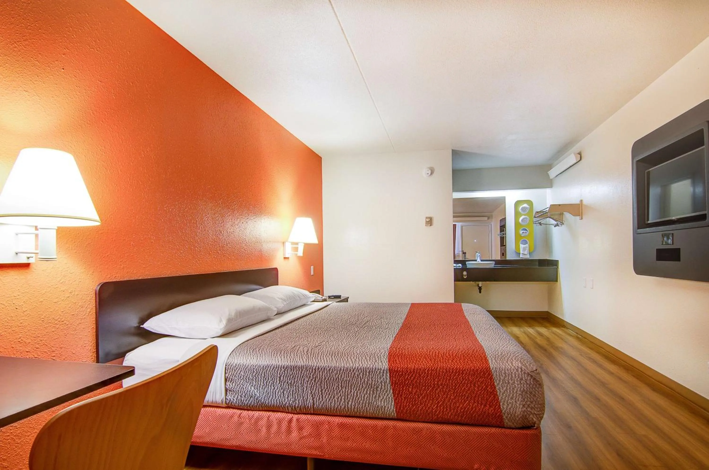 Queen Room - Disability Access in Motel 6-Springfield, MO - North