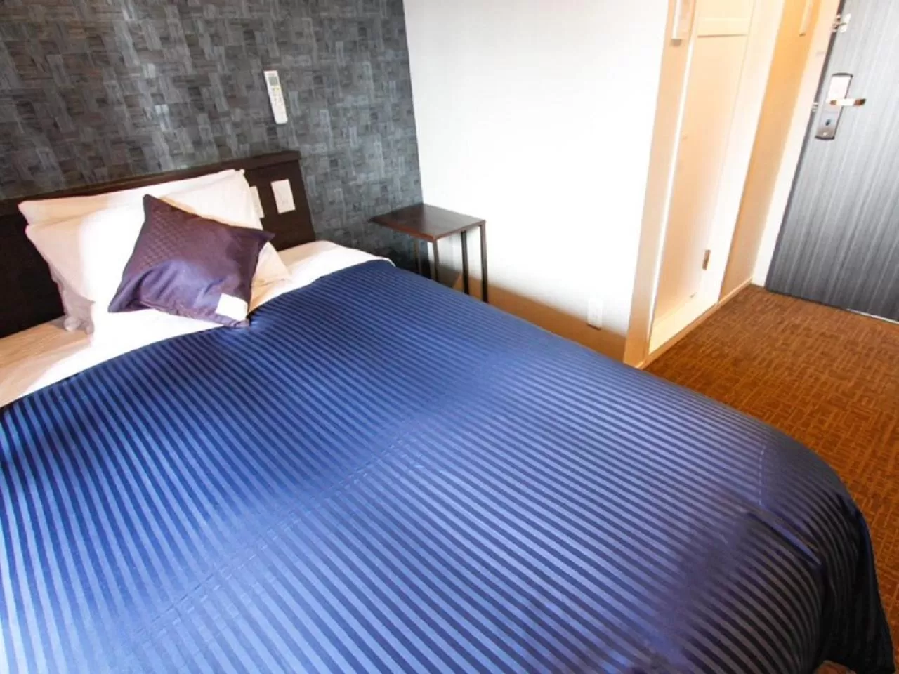 Double Room with Small Double Bed - single occupancy - Smoking in HOTEL LiVEMAX Osaka Honmachi