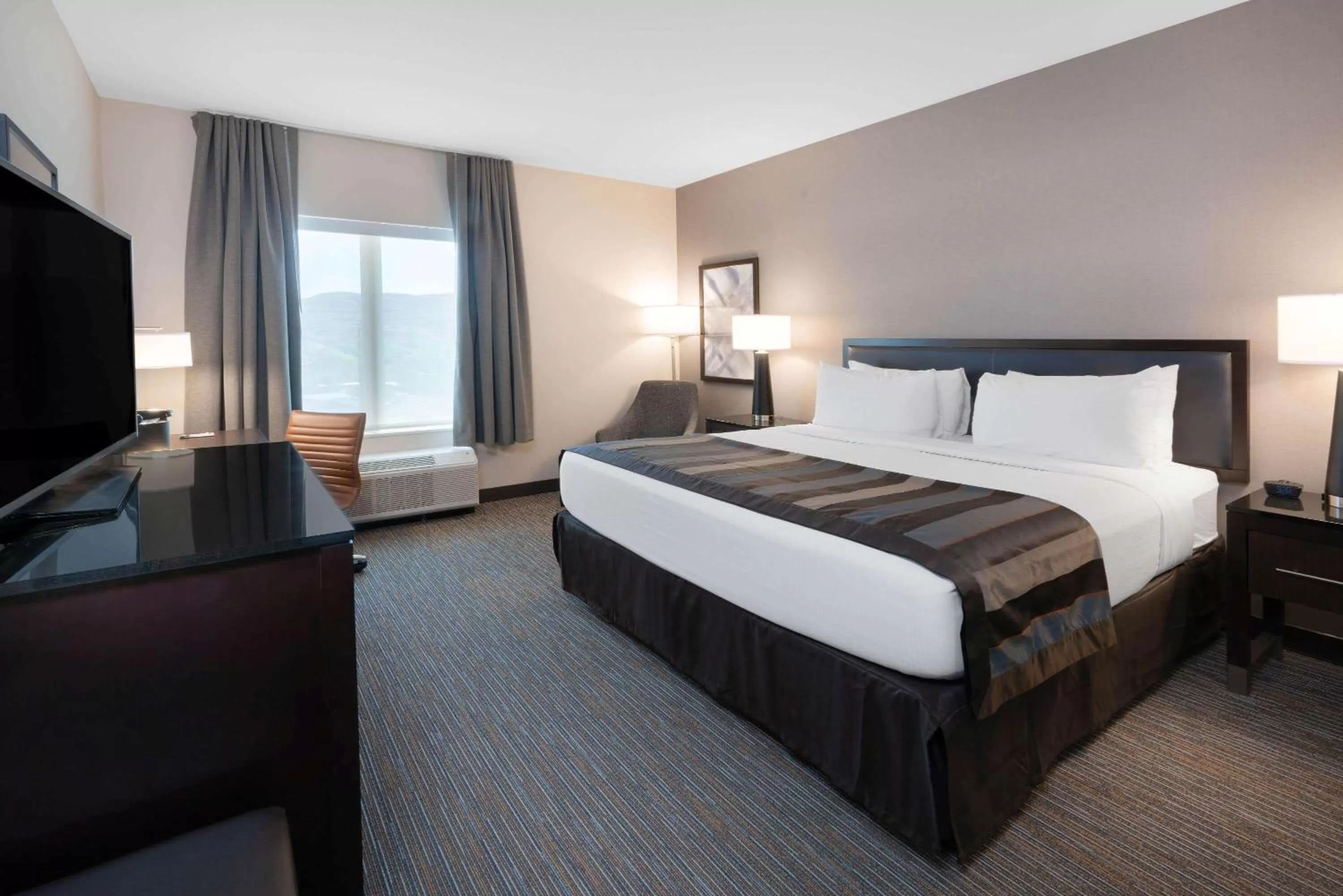 King Room with Bath Tub - Mobility Accessible/Non-Smoking in Wingate by Wyndham Moab