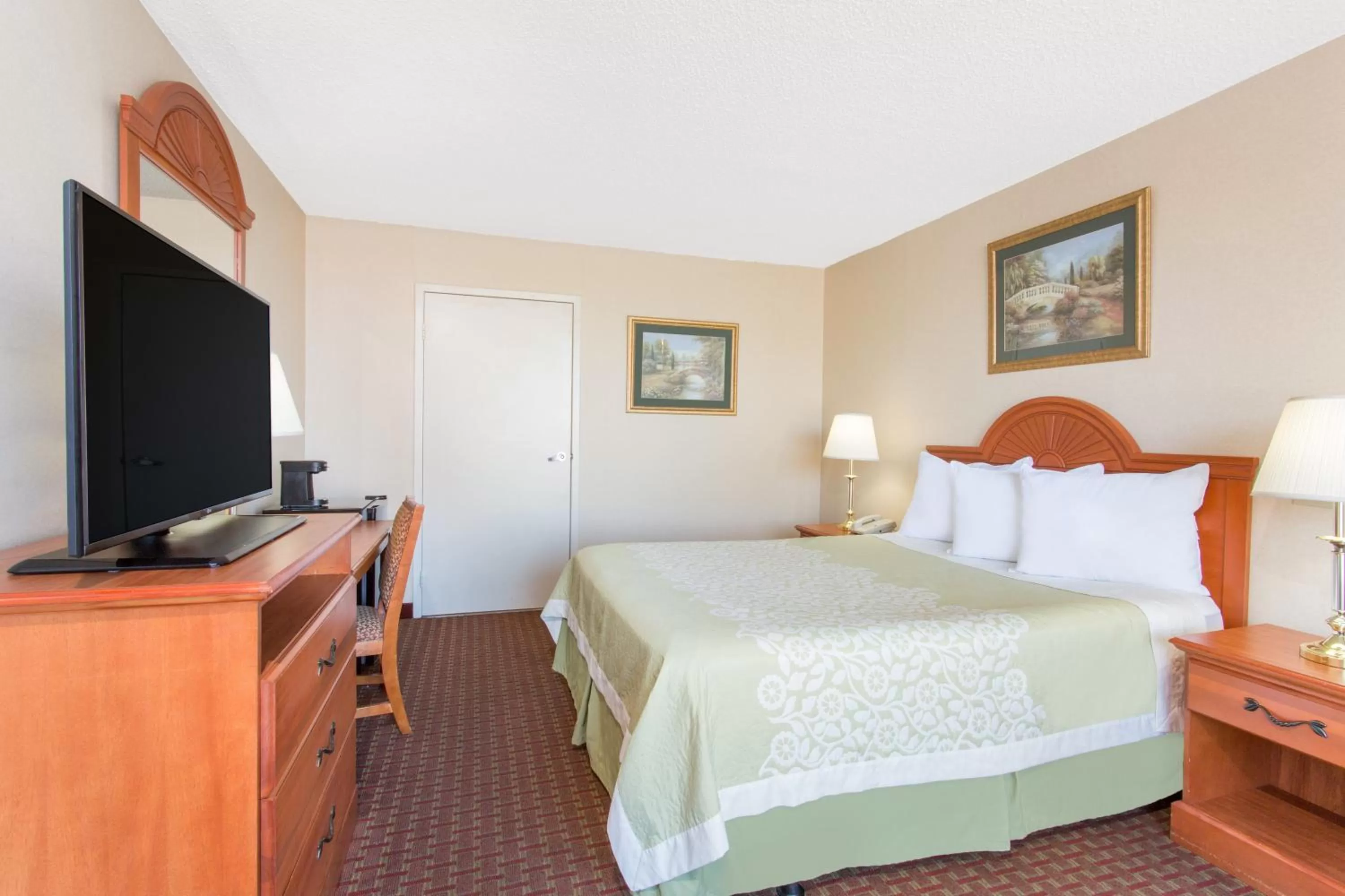 Queen Room - Mobility Access/Non-Smoking in Days Inn by Wyndham Princeton