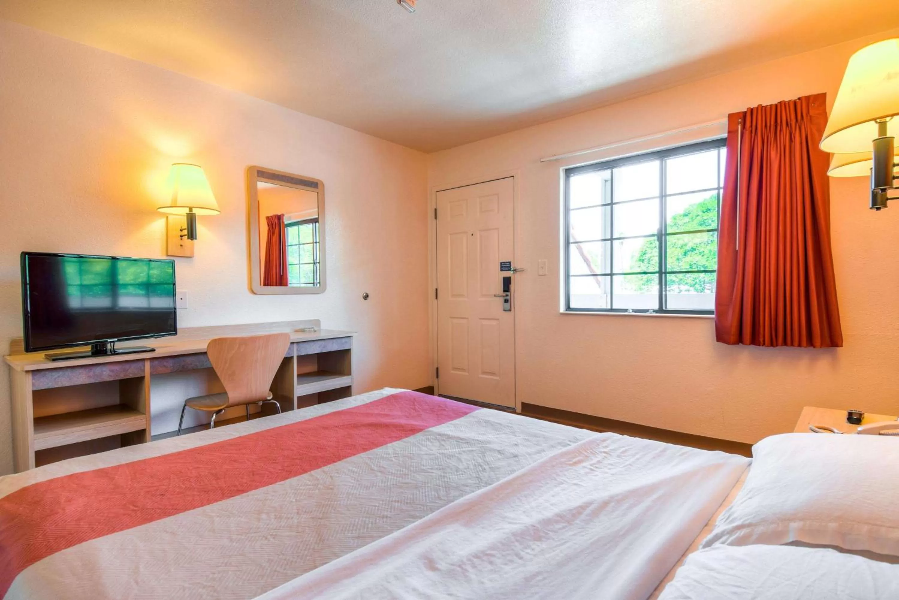 Deluxe Queen Room - Non-Smoking in Motel 6-Pomona, CA - Los Angeles