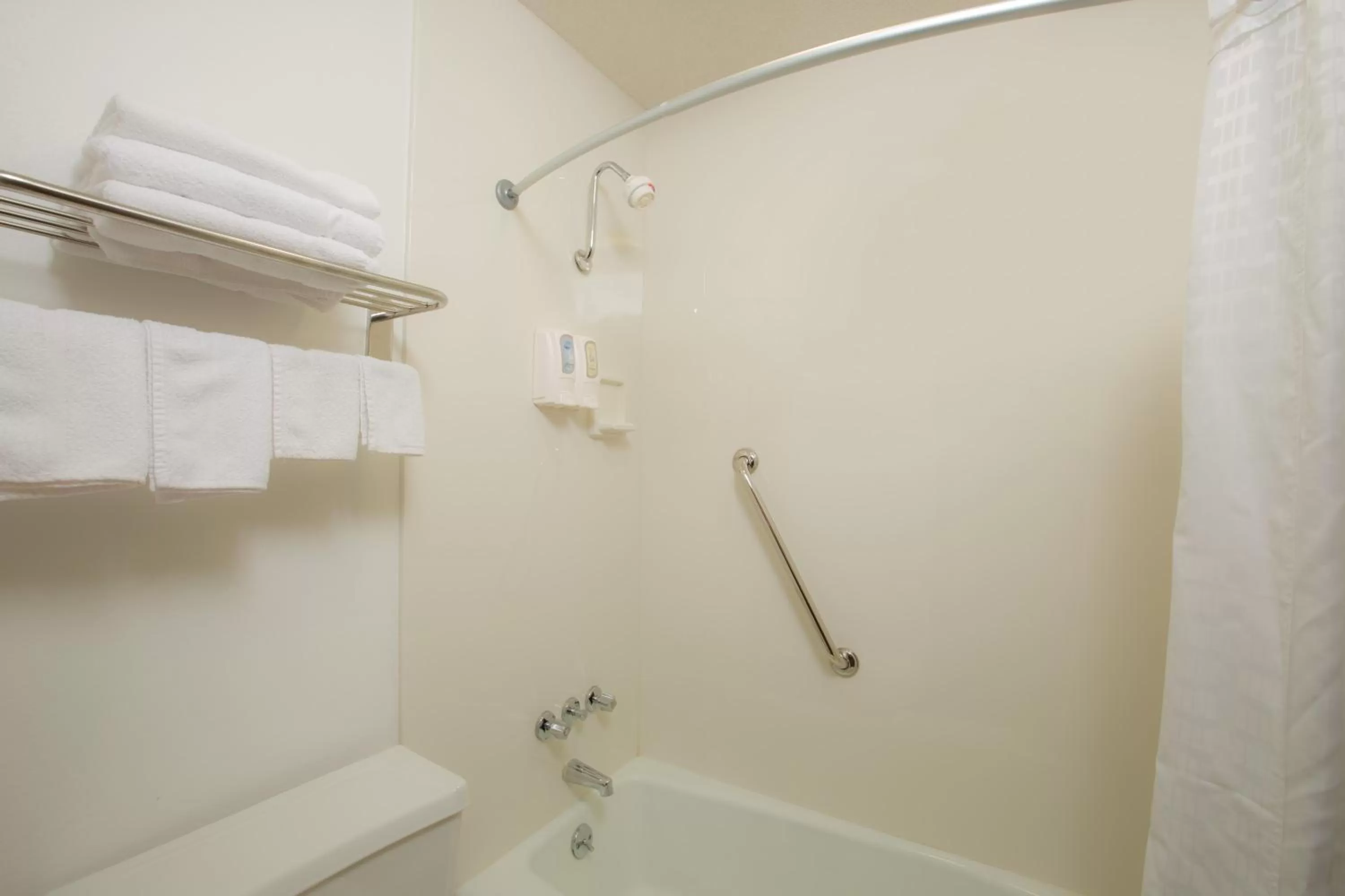 Queen Room with Two Queen Beds and Bath Tub - Mobility Accessible/Non-Smoking in Super 8 by Wyndham Williams