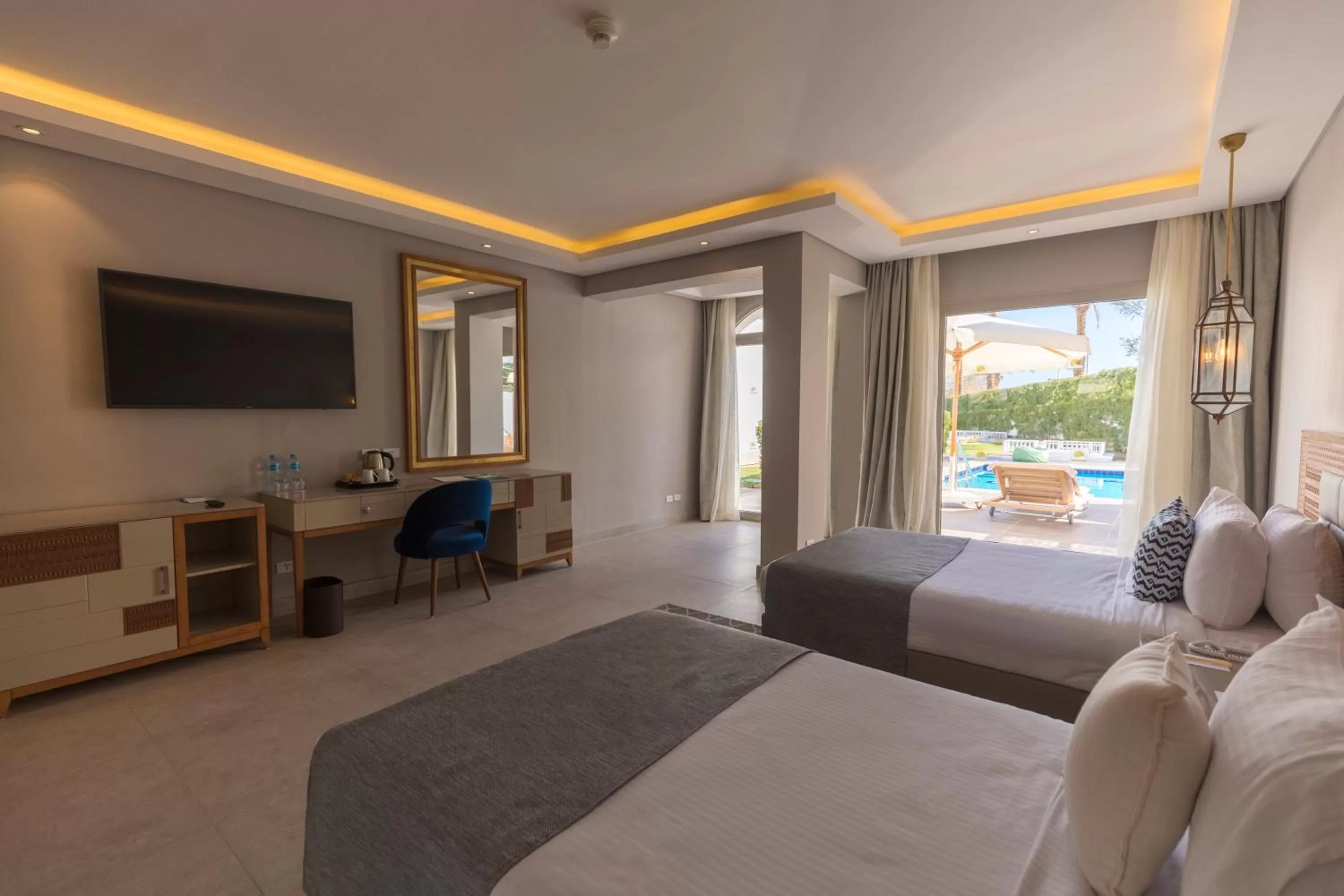 Executive Swim-Up Suite Sea View- Posh Club in Sunrise Diamond Beach Resort -Grand Select