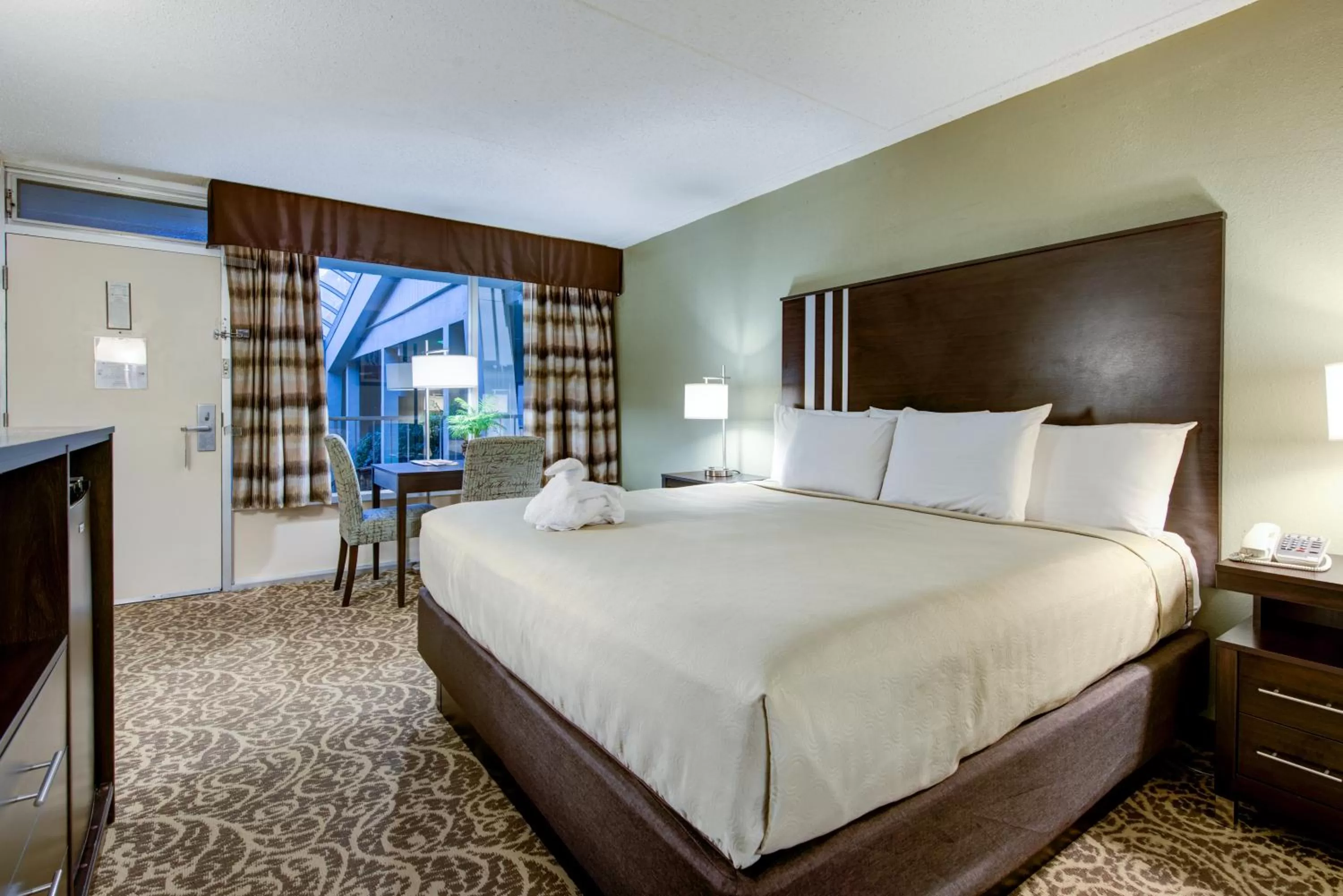 King with Pool View in Glenstone Lodge