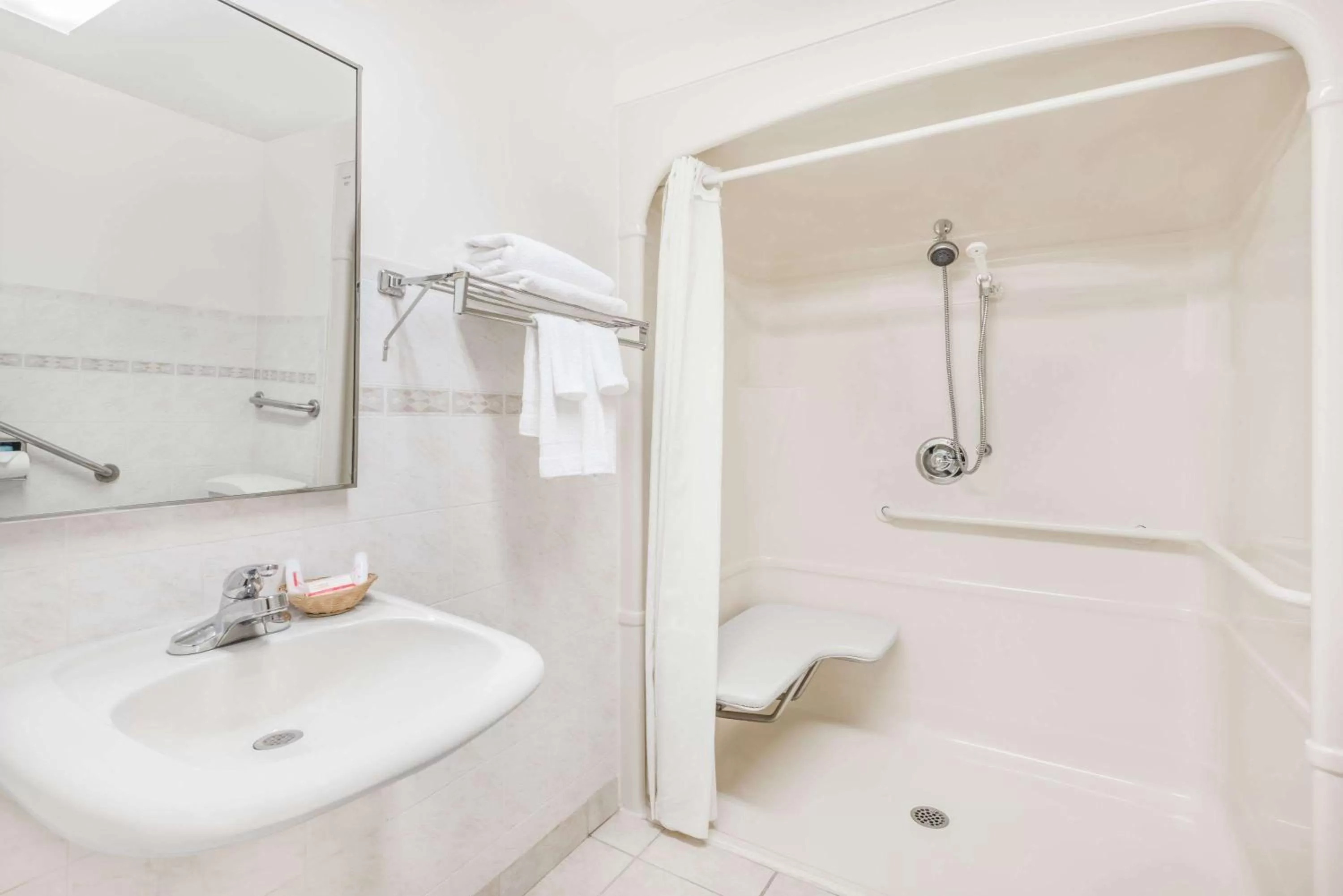 King Room - Disability Access - Non-Smoking in Super 8 by Wyndham Ambassador Bridge Windsor ON