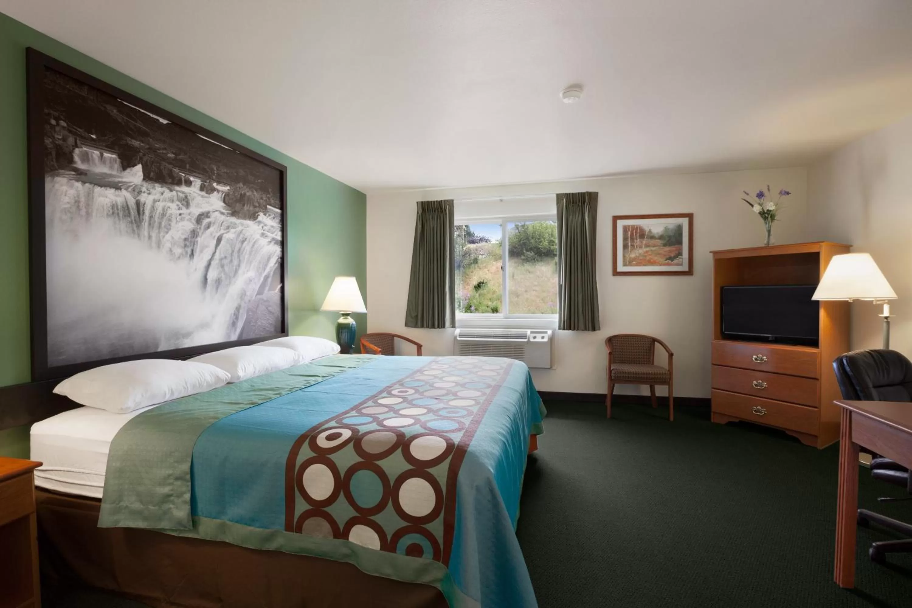 Deluxe King Room - Non-Smoking in Super 8 by Wyndham Salmon