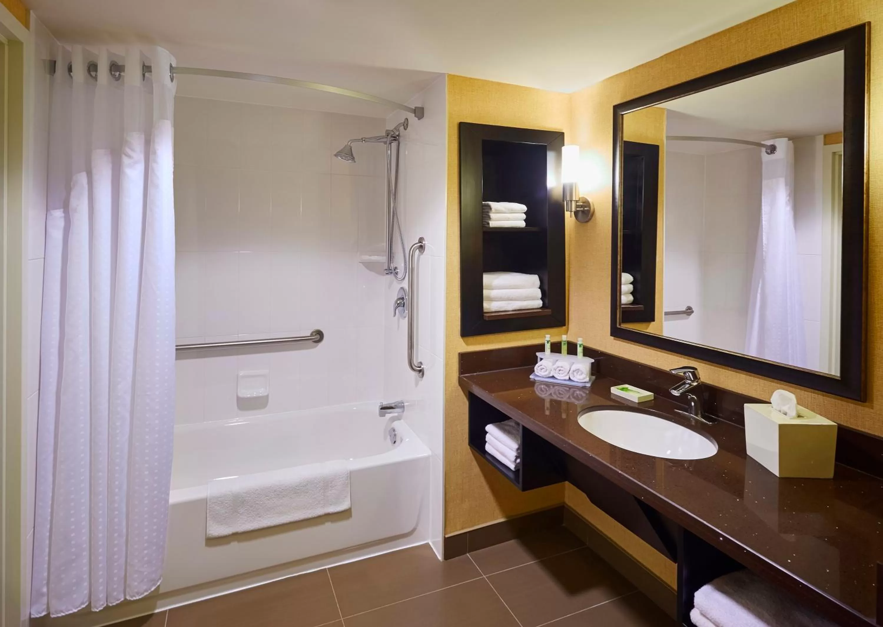 Standard King Room with Mobility Accessible Tub in Holiday Inn Express & Suites Timmins by IHG